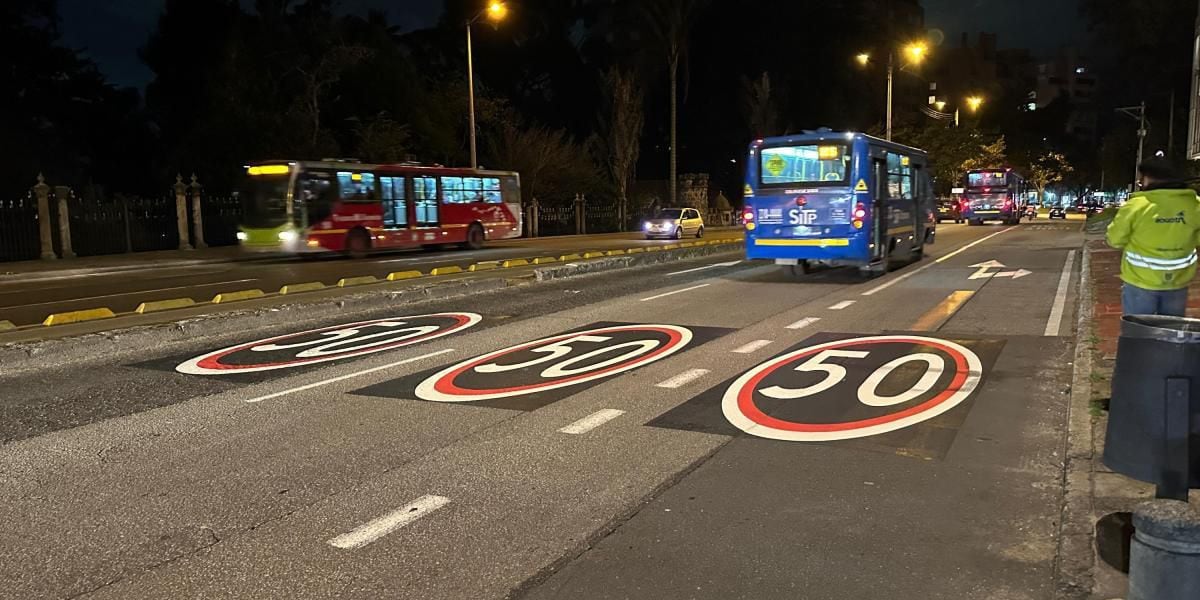 Sobre el pavimento hay una señalización que establece el límite máximo de velocidad que se permite andar en la vía, la cual llevará una orla roja reflectiva, con un texto que dice ‘detección electrónica’ - crédito Secretaría de Movilidad