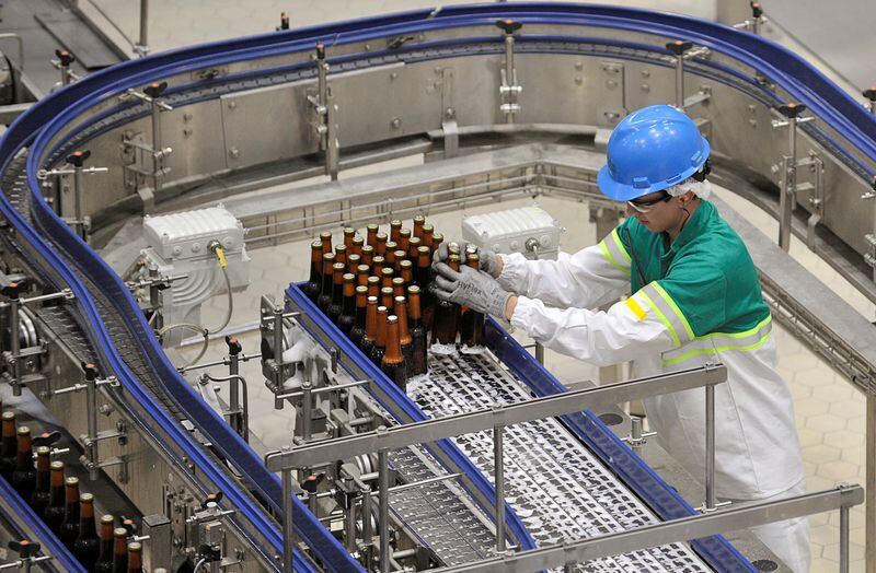 Si un trabajador extiende su horario después de las 7 de la noche tendrá un 35% sobre el valor ordinario de la hora - crédito REUTERS/Carlos Julio Martínez