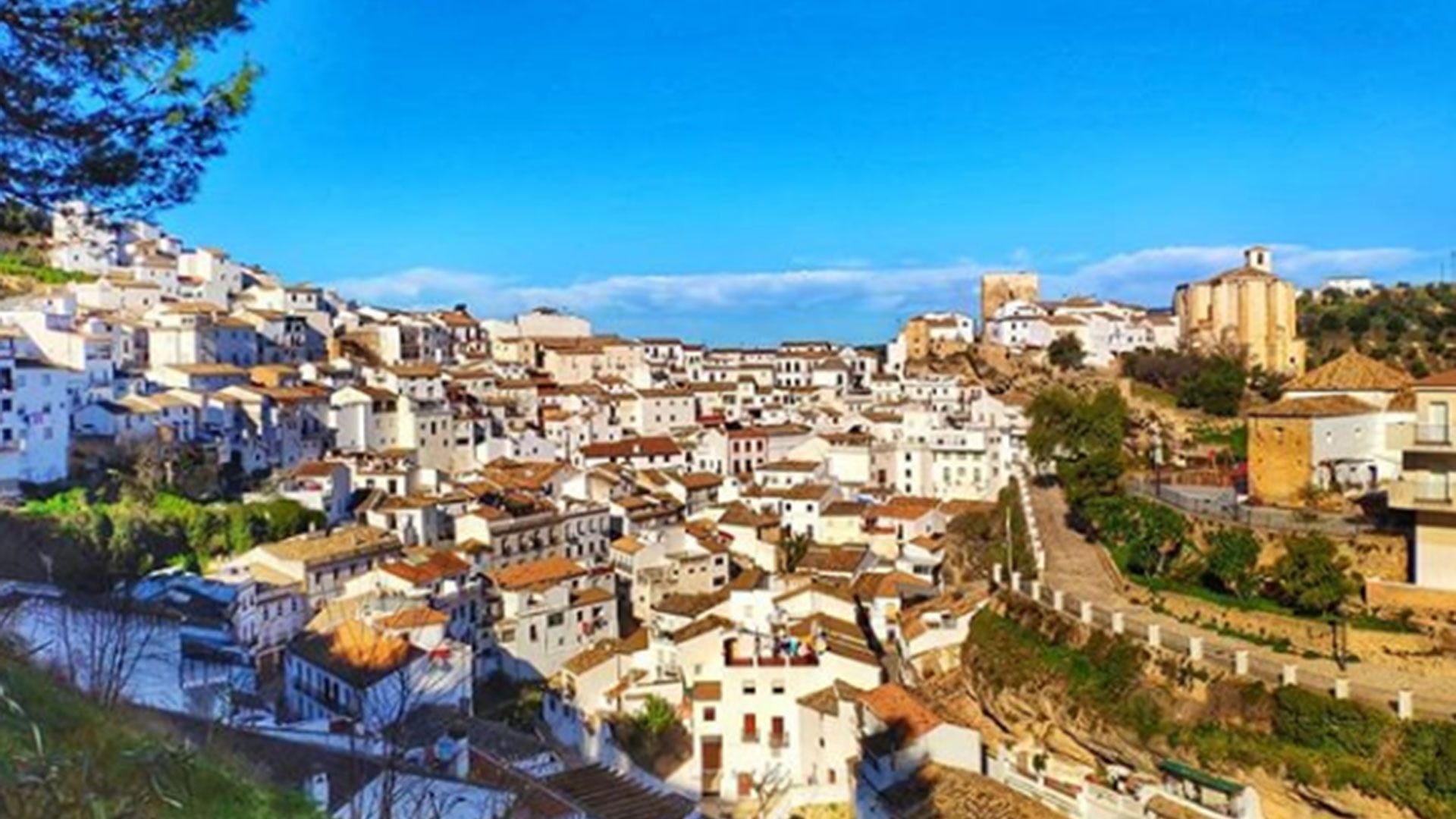 El río Guadalpurcón divide el pueblo en dos y ha formado, con el paso de los años, esta característica forma de las rocas (foto: Turismo Cádiz)