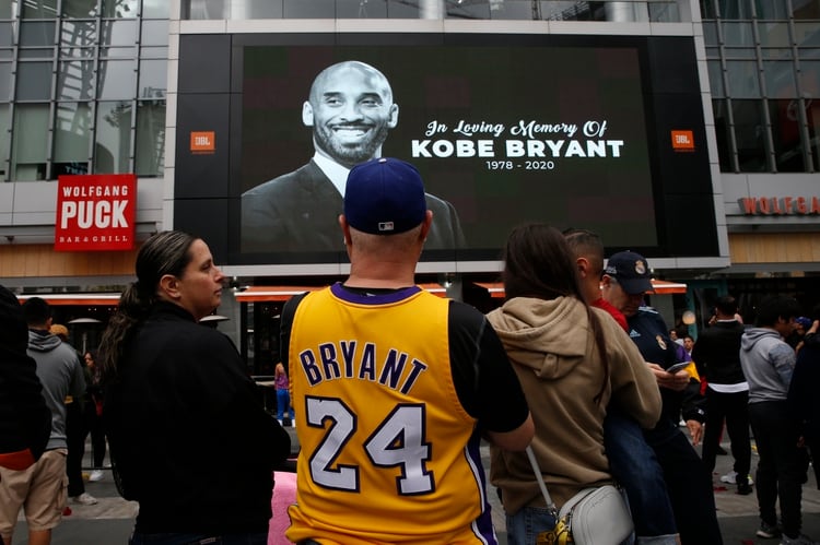 Así lució el Staples Center después de que la estrella de baloncesto muriera en un accidente de helicóptero - REUTERS/Monica Almeida