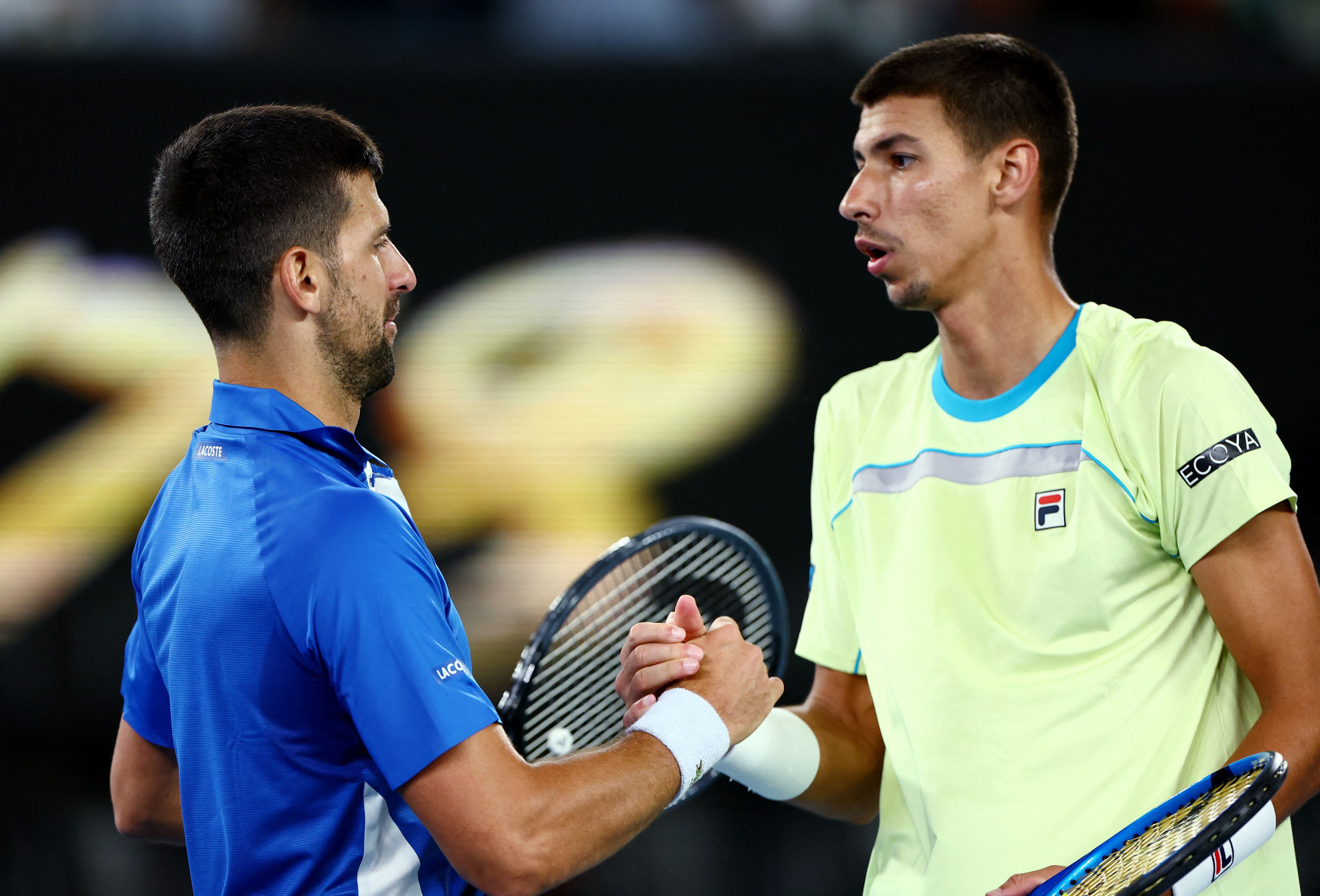 Djokovic y Popyrin se saludan tras su partido en Australia (REUTERS/Edgar Su)