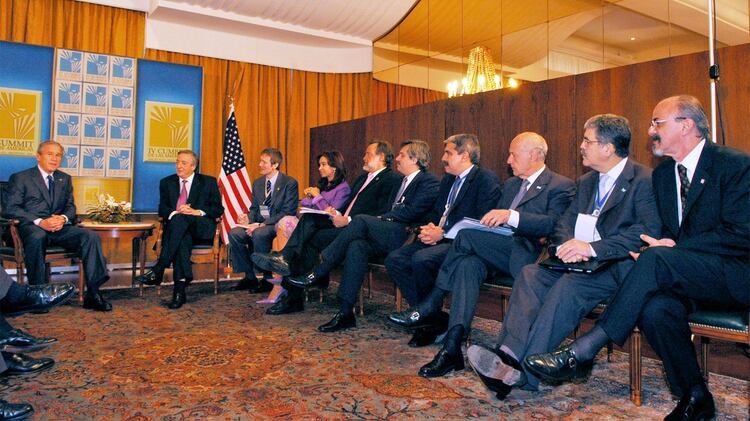 El presidente Nestor Kirchner, acompañado por su esposa y miembros del gabinete, junto a su par de Estados Unidos George W. Bush durante la reunion previa a la inauguracion de la IV Cumbre de las Americas Foto NA:Presidencia