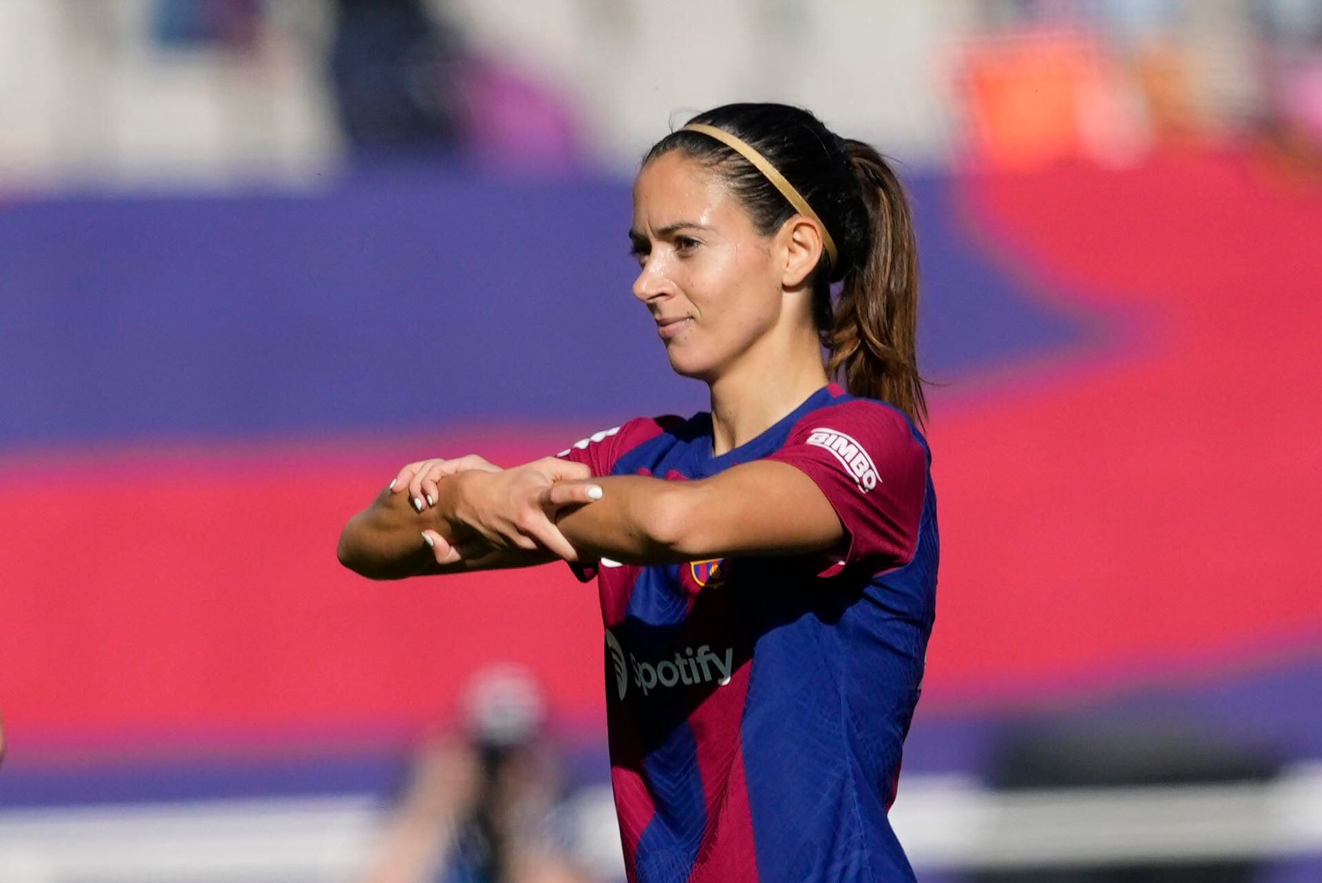 La centrocampista del FC Barcelona, Aitana Bonmatí, tras marcar el 1-0 durante el partido ante el Real Madrid F (EFE / Alejandro García)