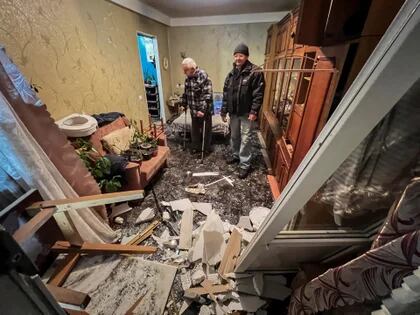 Petro Khomyn, de 71 años, mira su apartamento dañado durante un ataque ruso con misiles (REUTERS/Sergiy Karazy)