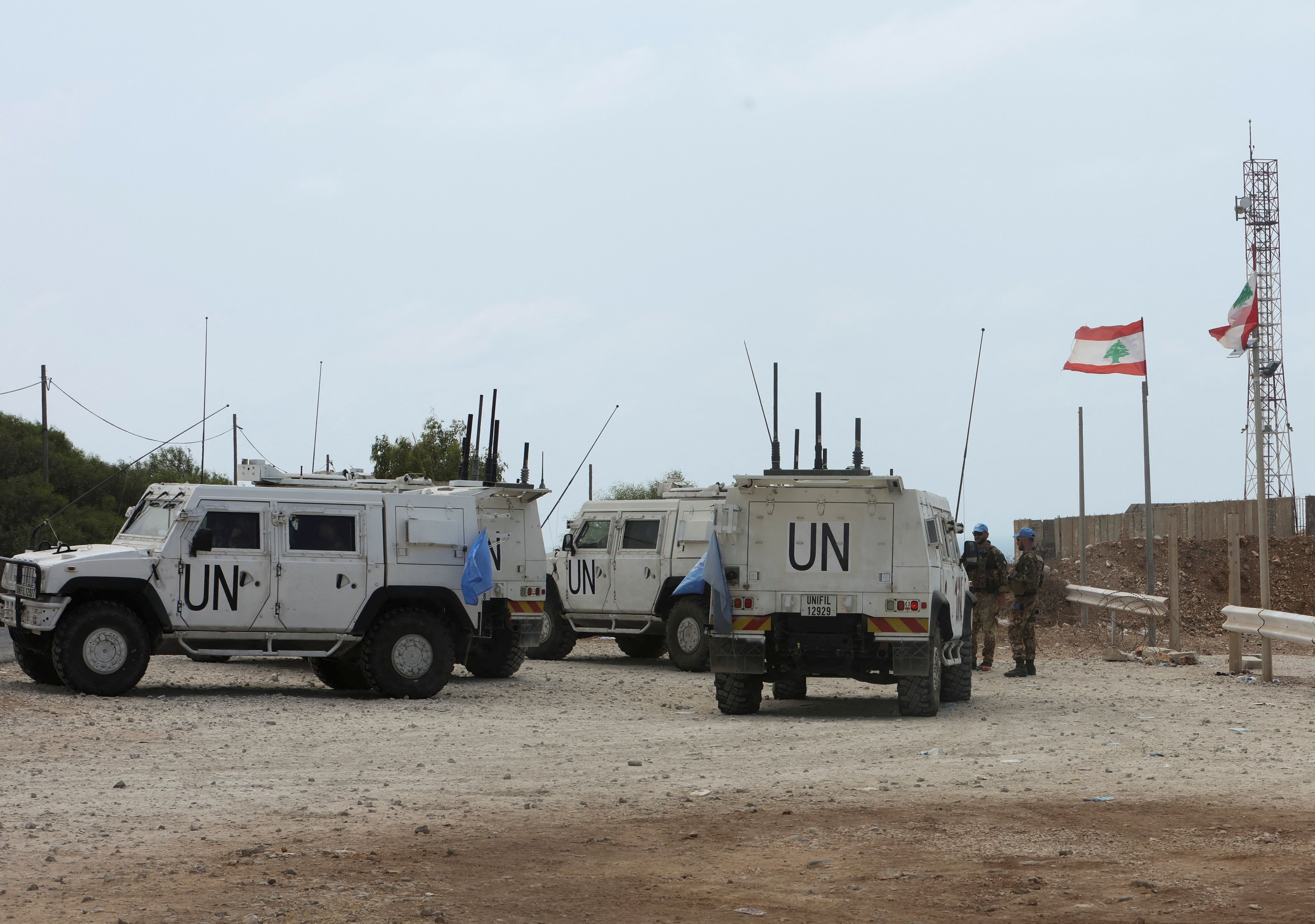 Miembros de la Fuerza Interina de Naciones Unidas en Líbano (FINUL) junto a sus vehículos en Naqoura, cerca de la frontera entre el Líbano e Israel (REUTERS/Aziz Taher)