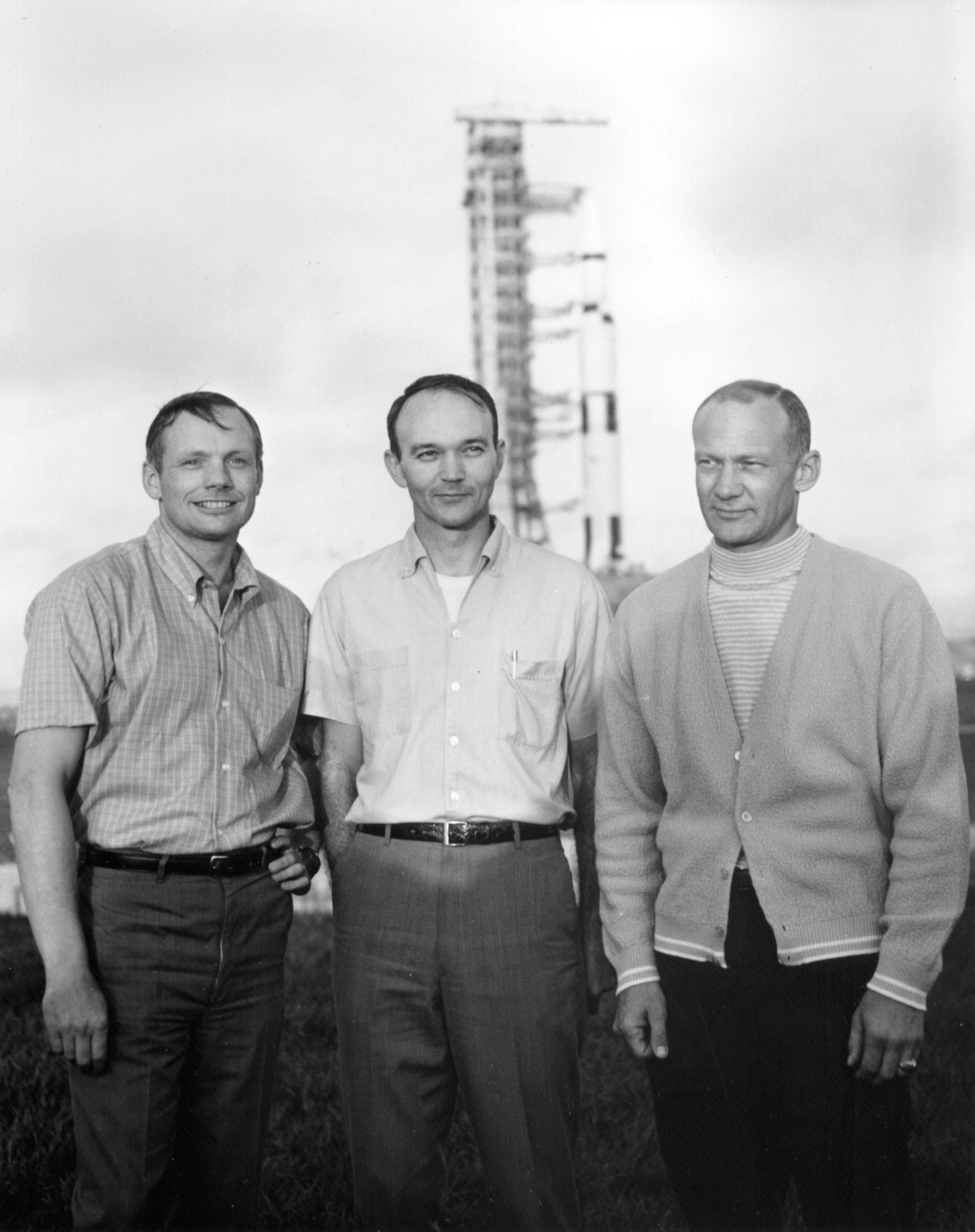 Los astronautas del Apolo 11 Neil Armstrong, Michael Collins y Buzz Aldrin posan con su Saturno V de fondo en esta foto de la NASA con fecha del 20 de mayo de 1969. REUTERS/NASA/Folleto
