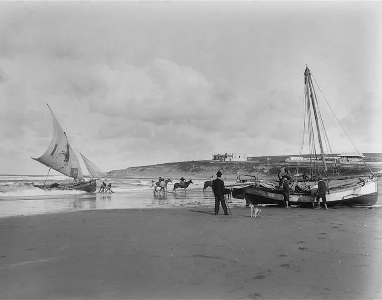 "414. Lanchas pescadoras. Mar del Plata, S.A.", de Harry Grant Olds (circa 1901)
