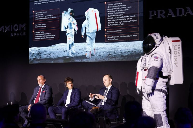 Las botas especiales de los trajes AxEMU permiten caminatas de hasta ocho horas sobre la superficie lunar, facilitando la investigación y la exploración (REUTERS/Claudia Greco)