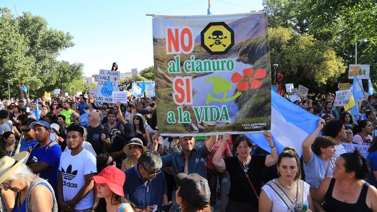 Los manifestantes protestaron en contra del uso del cianuro en la minería. (Maximiliano Ríos)