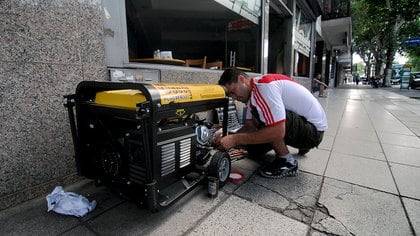 Los comerciantes sacaron a la calle generadores eléctricos (Nicolás Stulberg)