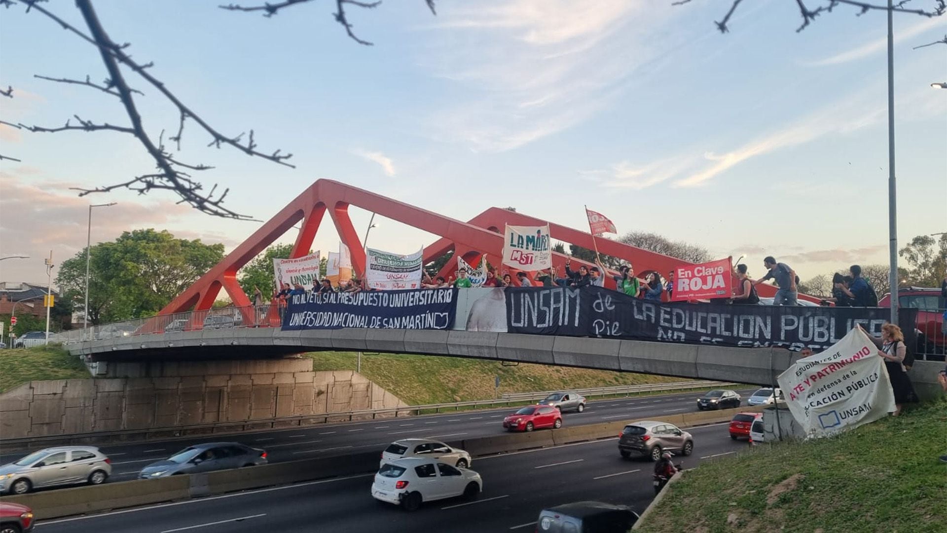 Una marcha universitaria encabezada por la UNSAM, sobre la avenida General Paz 