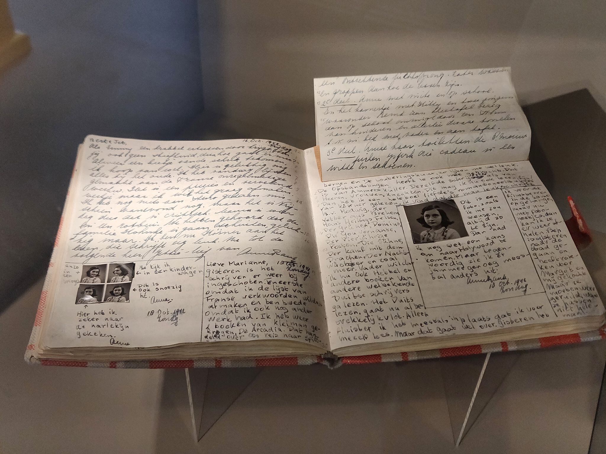 Una copia del diario de Ana Frank, expuesta en el Centro Ana Frank de Berlín (Insa Kohler/DPA)