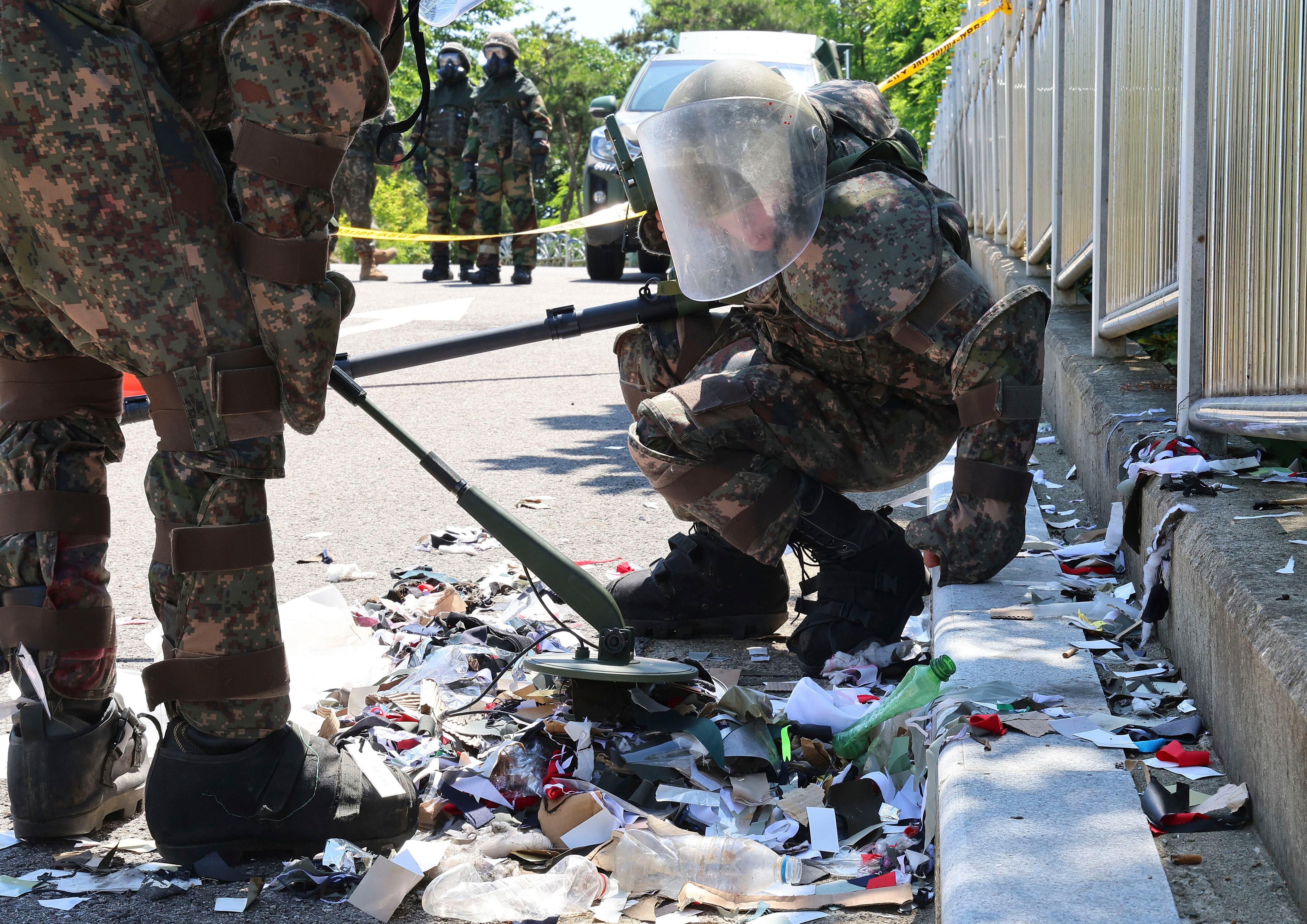 Las Fuerzas Armadas surcoreanos indicaron que los globos que habían caído llevaban basura, como residuos de plástico y papel, pero no se habían encontrado sustancias peligrosas (AP)