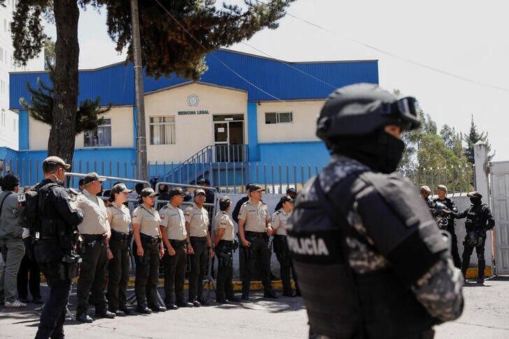 Foto del jueves de agentes de policía fuera del servicio de medicina legal y forense en Quito antes de la llegada del cuerpo del asesinado candidato presidencial Fernando Villavicencio (REUTERS/Karen Toro)