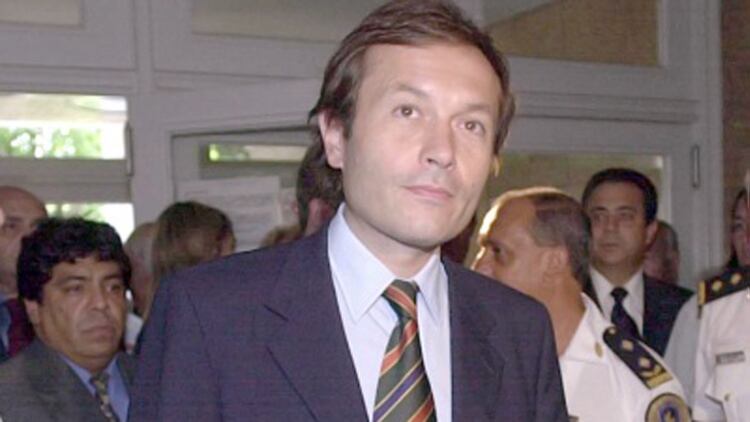 En 2004 se vio obligado a dejar la Argentina y el Ministerio de Justicia en el gobierno de Néstor Kirchner por haber mostrado en TV el rostro de Jaime Stiuso