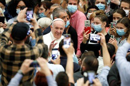 Francisco saluda a la multitud, que sí usaba mascarillas (Reuters)