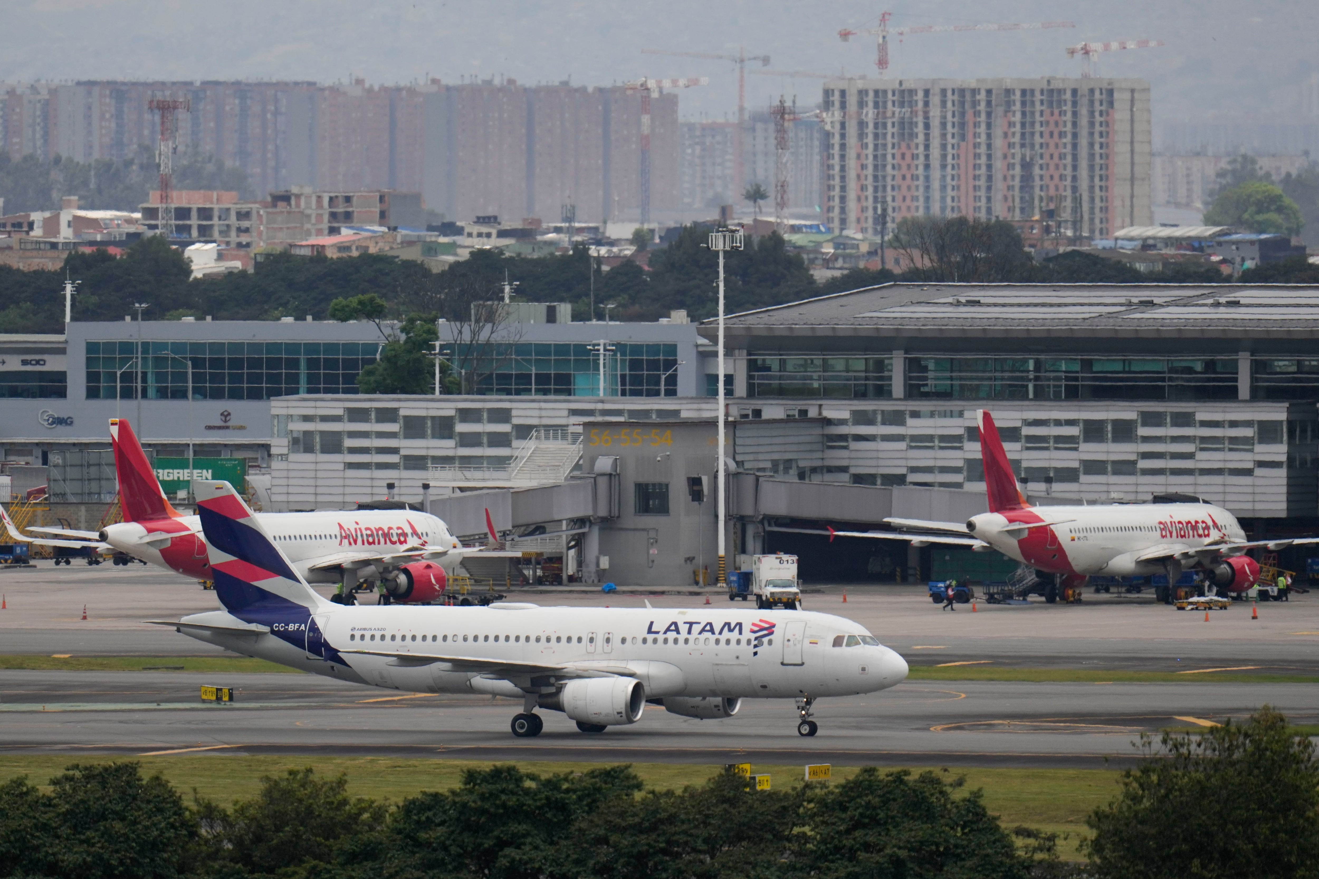 El aeropuerto internacional El Dorado también reportó complicaciones por el clima - crédito AP Foto/Fernando Vergara