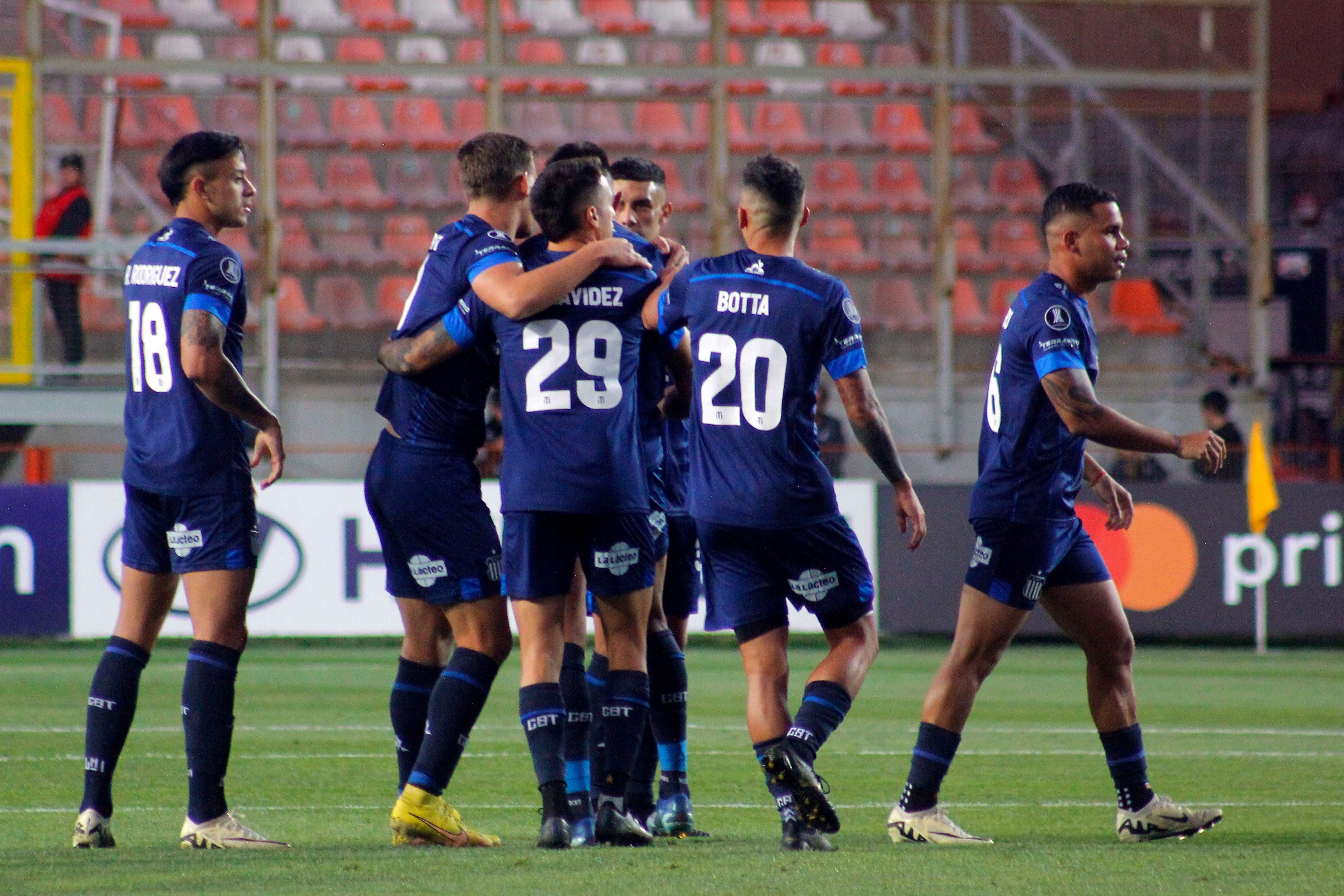 Jugadores de Talleres celebran un gol ante Cobresal en el estadio Zorros del Desierto en Calama (Chile). EFE/ Edgar Cross-Buchanan
