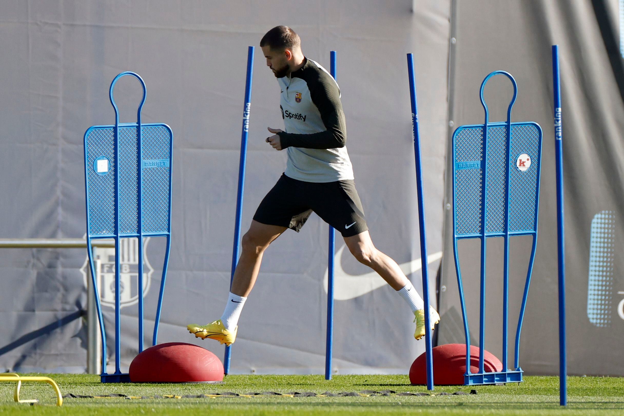 El defensa del FC Barcelona Íñigo Martínez se enfrentó con un fanático a la salida del entrenamiento (Efe)