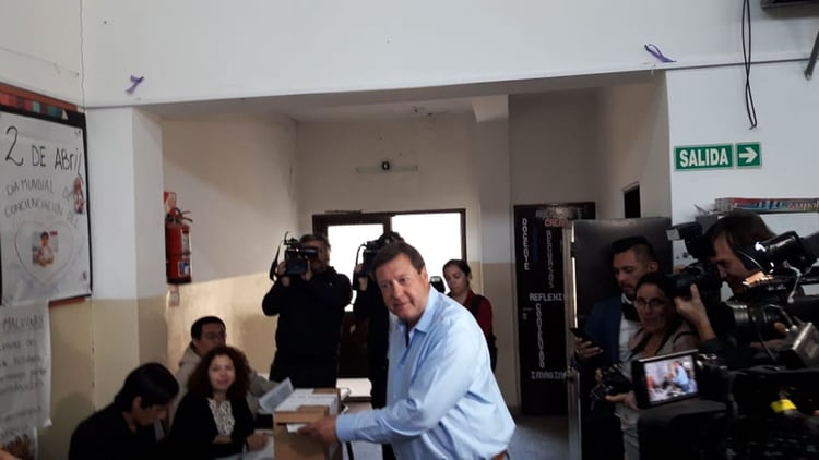 El actual gobernador de Río Negro votó el domingo temprano en la Escuela 165 de Cipoletti