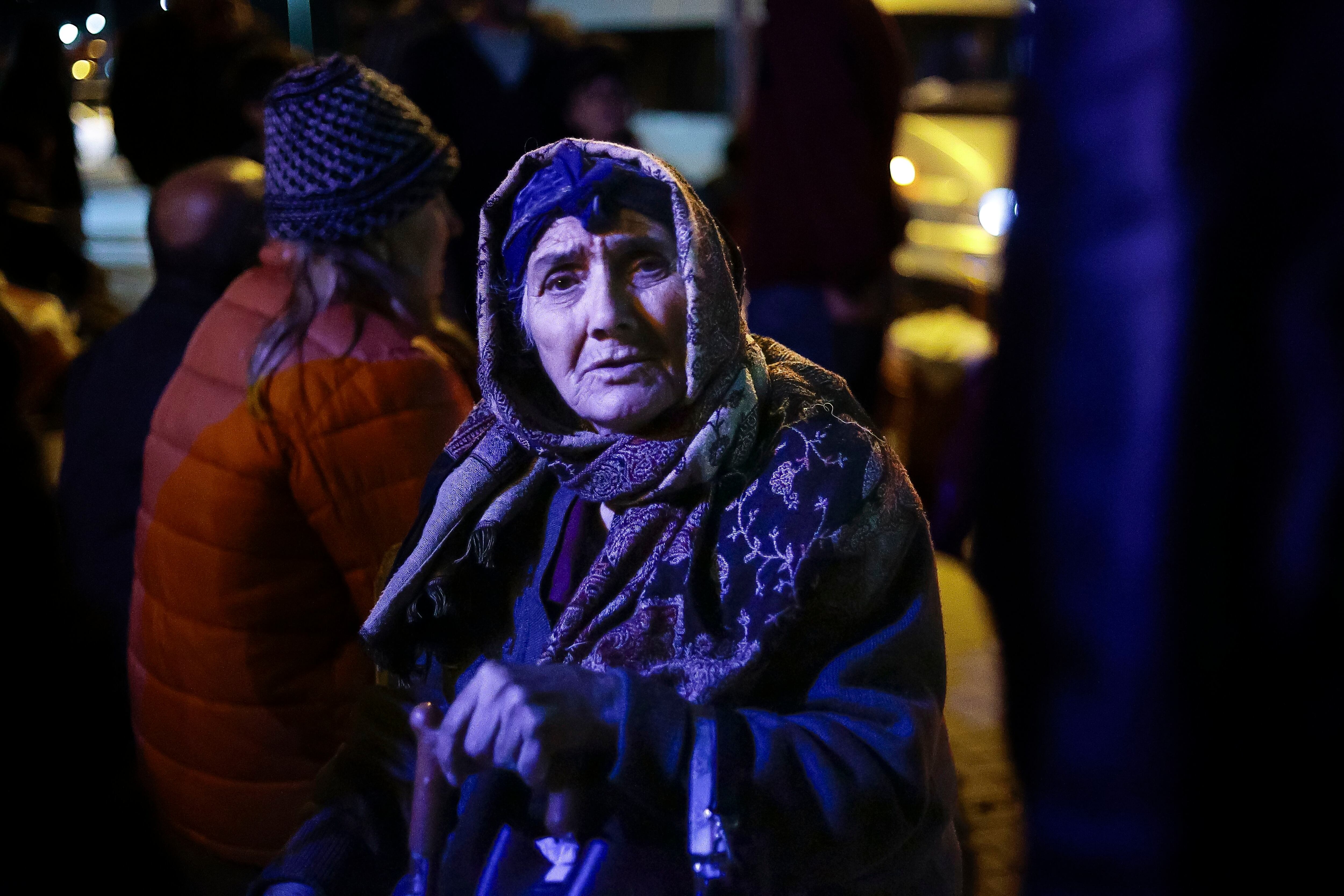 Una mujer de etnia armenia de Nagorno-Karabaj está junto a una carpa tras arribar a Goris, Armenia, 29 de setiembre de 2023.  (AP Foto/Vasily Krestyaninov)