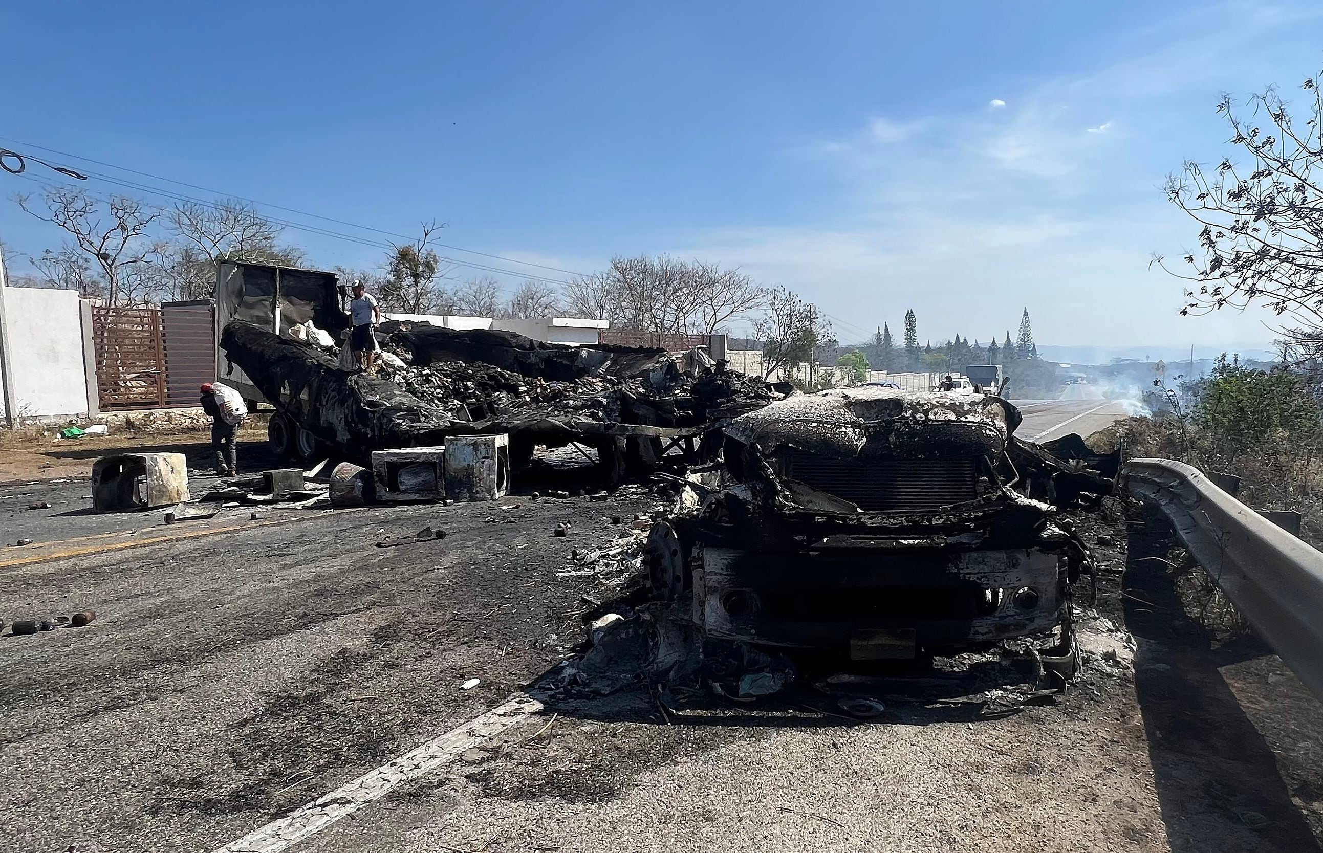 con Guatemala. ¿Qué es eso? Combatientes de tres cárteles han quemado vehículos en un puerto de México.