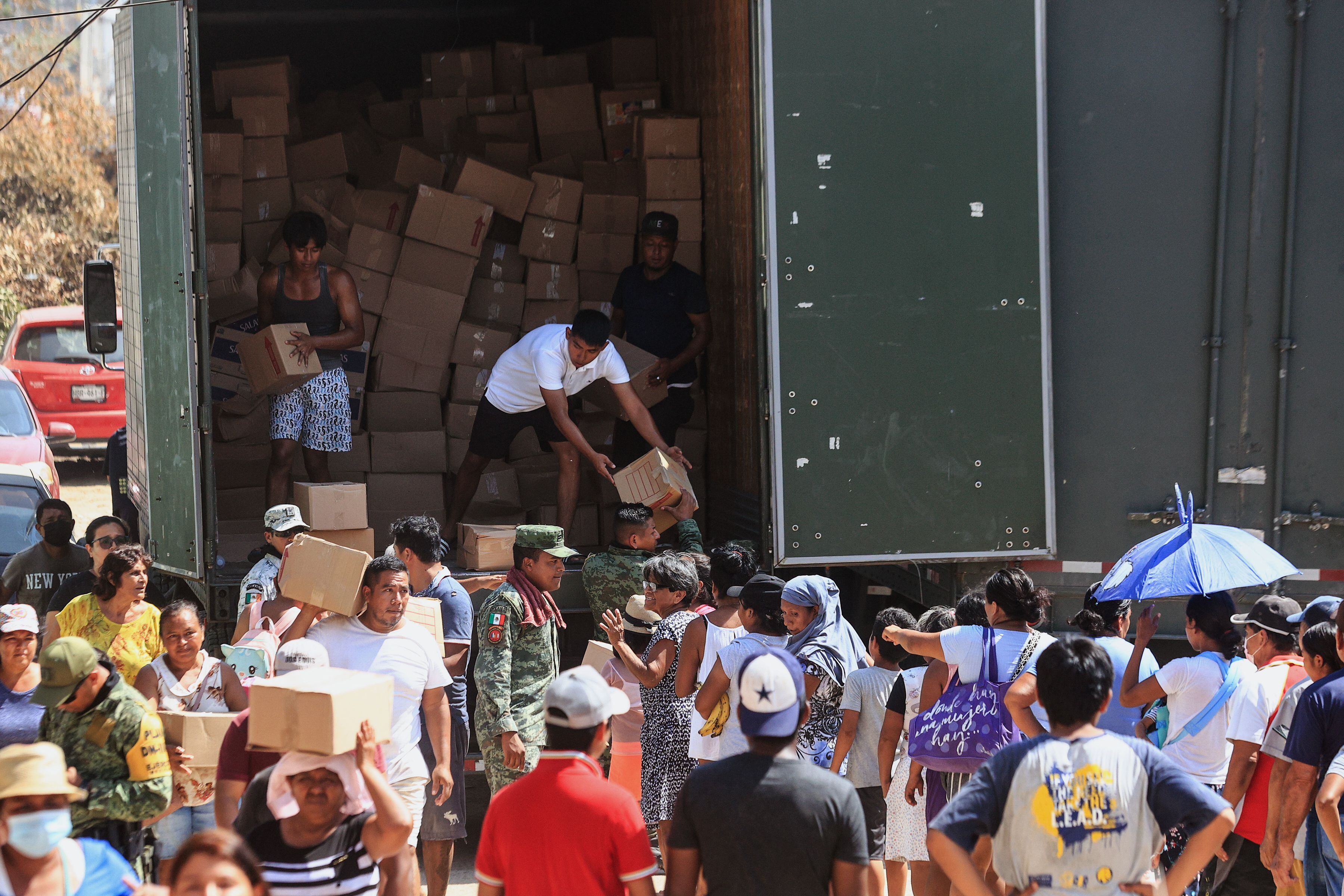 Personal del ejército mexicano reparte despensas hoy, a personas afectadas por el paso del huracán Otis, en el balneario de Acapulco, en el estado de Guerrero (México). EFE/David Guzmán
