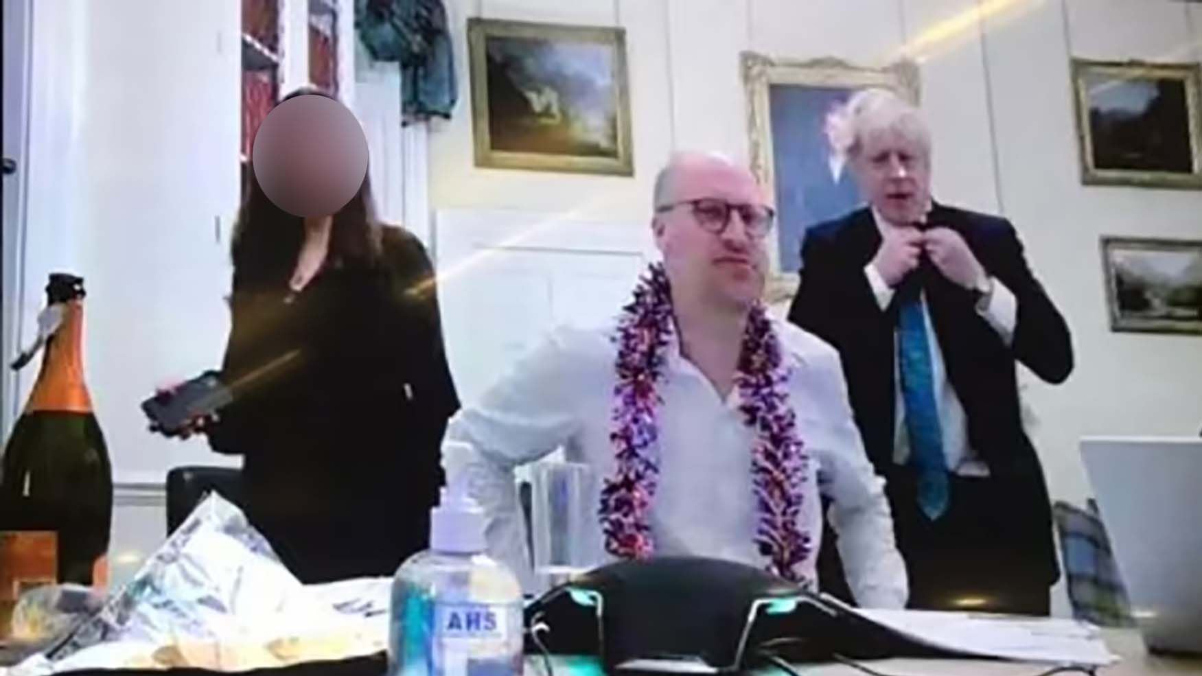 Una de las imágenes filtradas de una de las fiestas realizadas en Downing Street