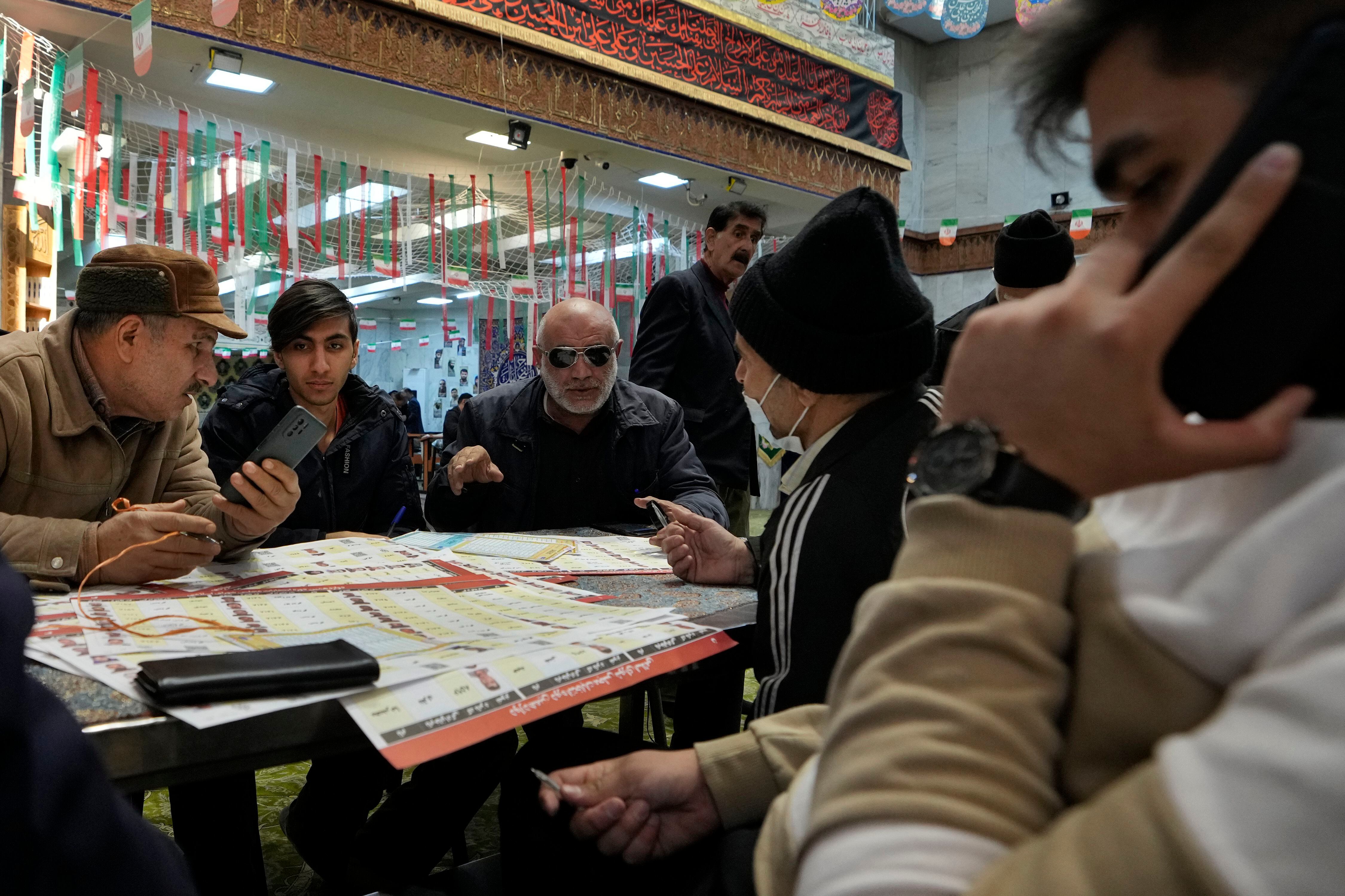 Votantes rellenan sus boletas durante las elecciones parlamentarias y de la Asamblea de Expertos en un centro electoral el Teherán, Irán, el viernes 1 de marzo de 2024 (AP Foto/Vahid Salemi)