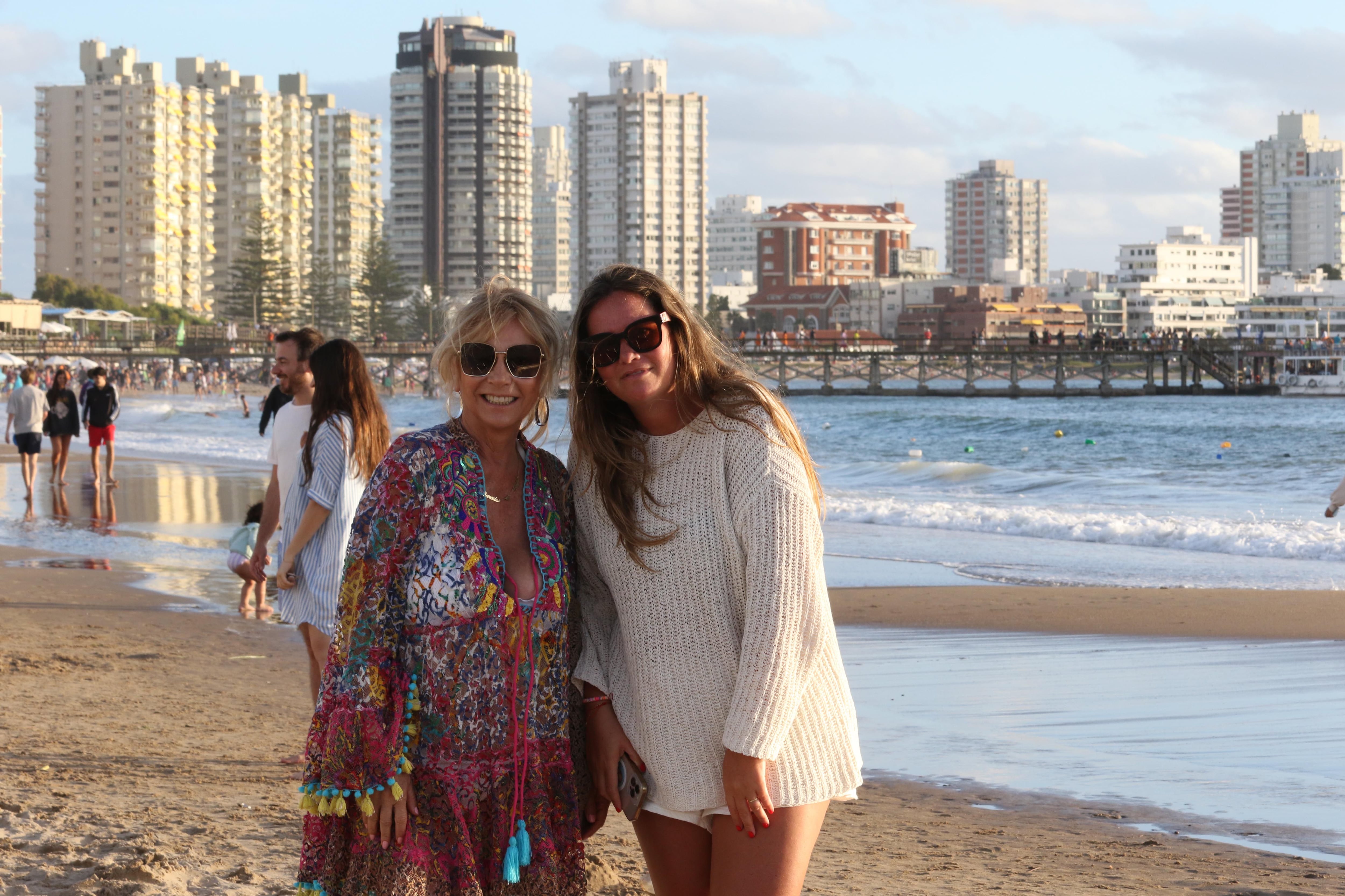 Verano 2024 Punta del Este ana rosenfeld y su hija en playa mansa parada 4