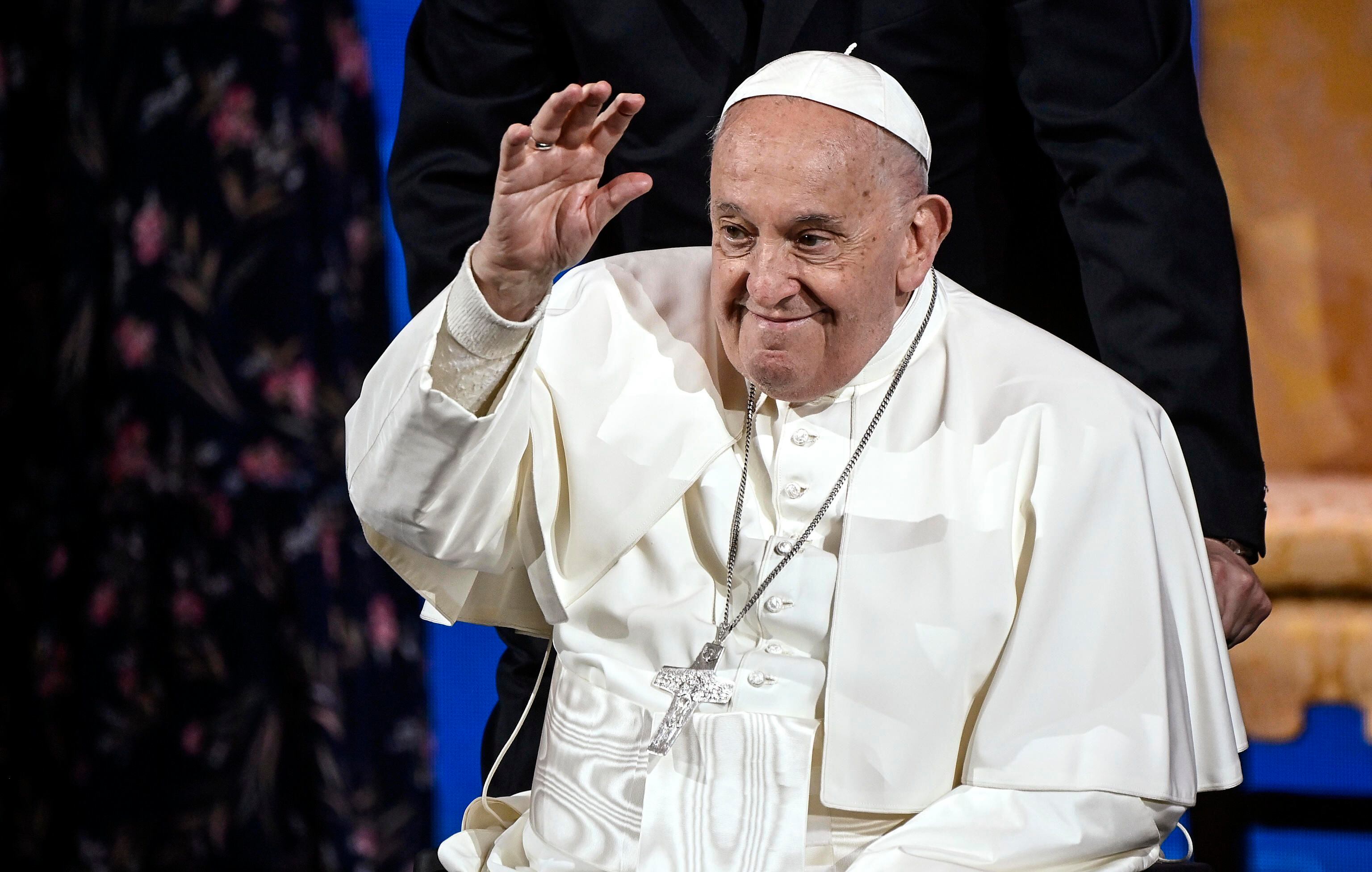 El papa Francisco saluda a los asistentes a los "Estados Generales de la Natalidad" en Roma, Italia, el 10 de mayo de 2024 (EFE/EPA/Riccardo Antimiani) 