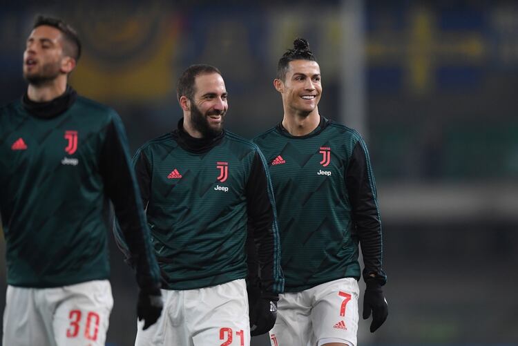 Gonzalo Higuaín es compañero del portugués Cristiano Ronaldo en la Juventus (REUTERS)