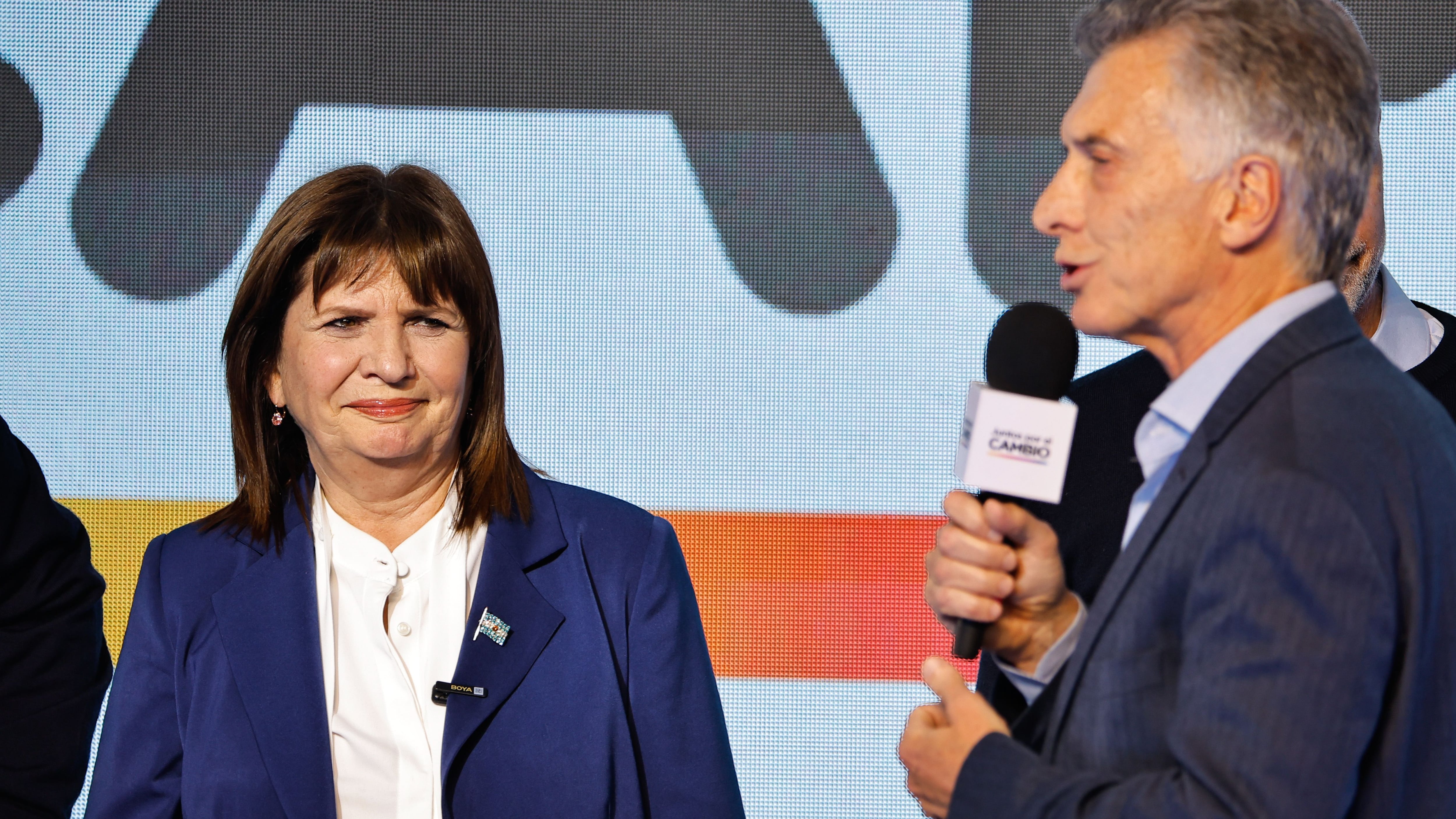 El expresidente argentino Mauricio Macri (d) habla junto a la candidata de la coalición Juntos por el Cambio (centroderecha) a la Presidencia argentina, Patricia Bullrich, en una fotografía de archivo. EFE/ Juan Ignacio Roncoroni