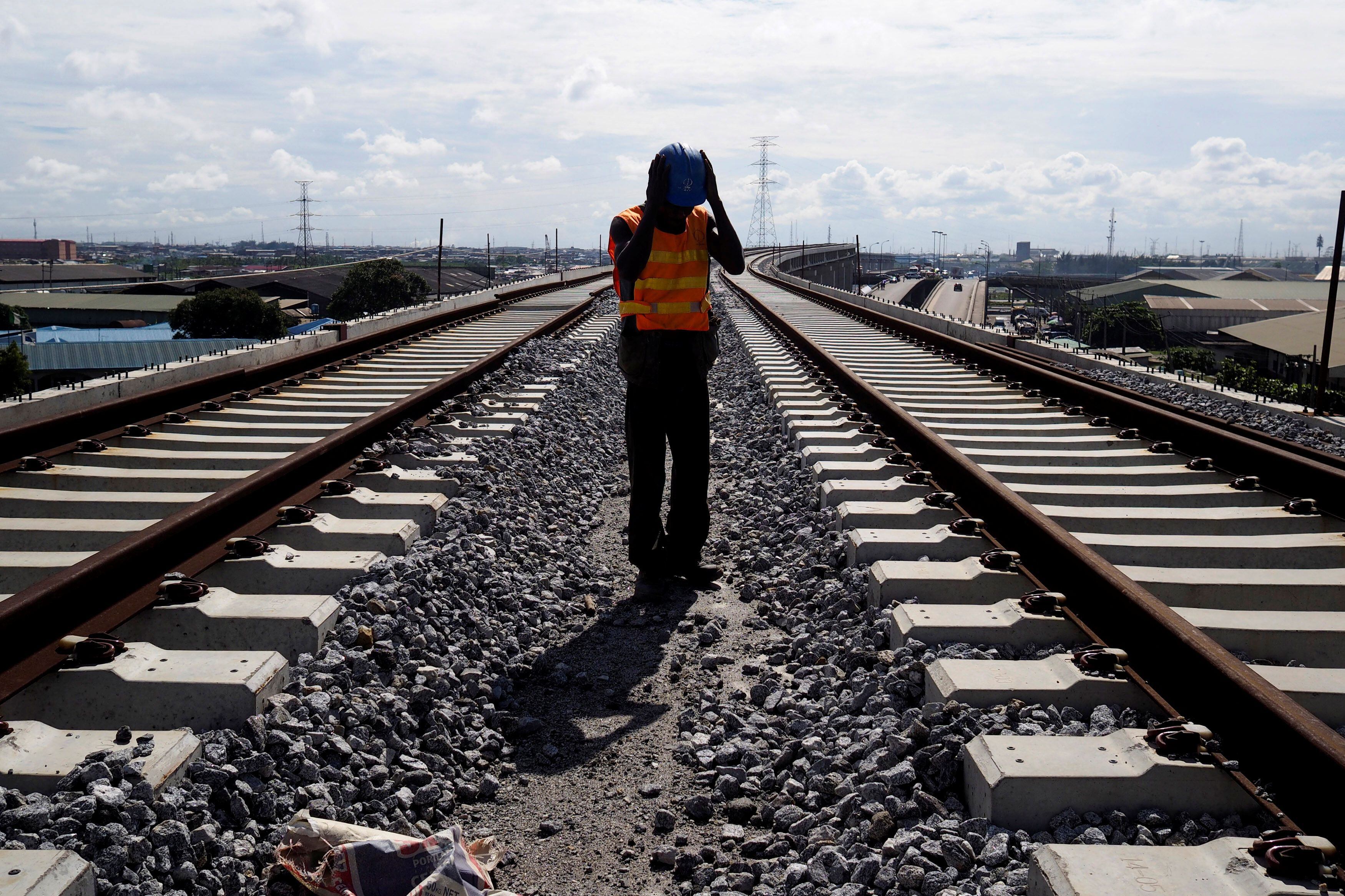 Un trabajador se ajusta el casco en el metro ligero contruido en Nigeria por la China Civil Engineering Construction Corporation (REUTERS/Joe Penney/archivo)