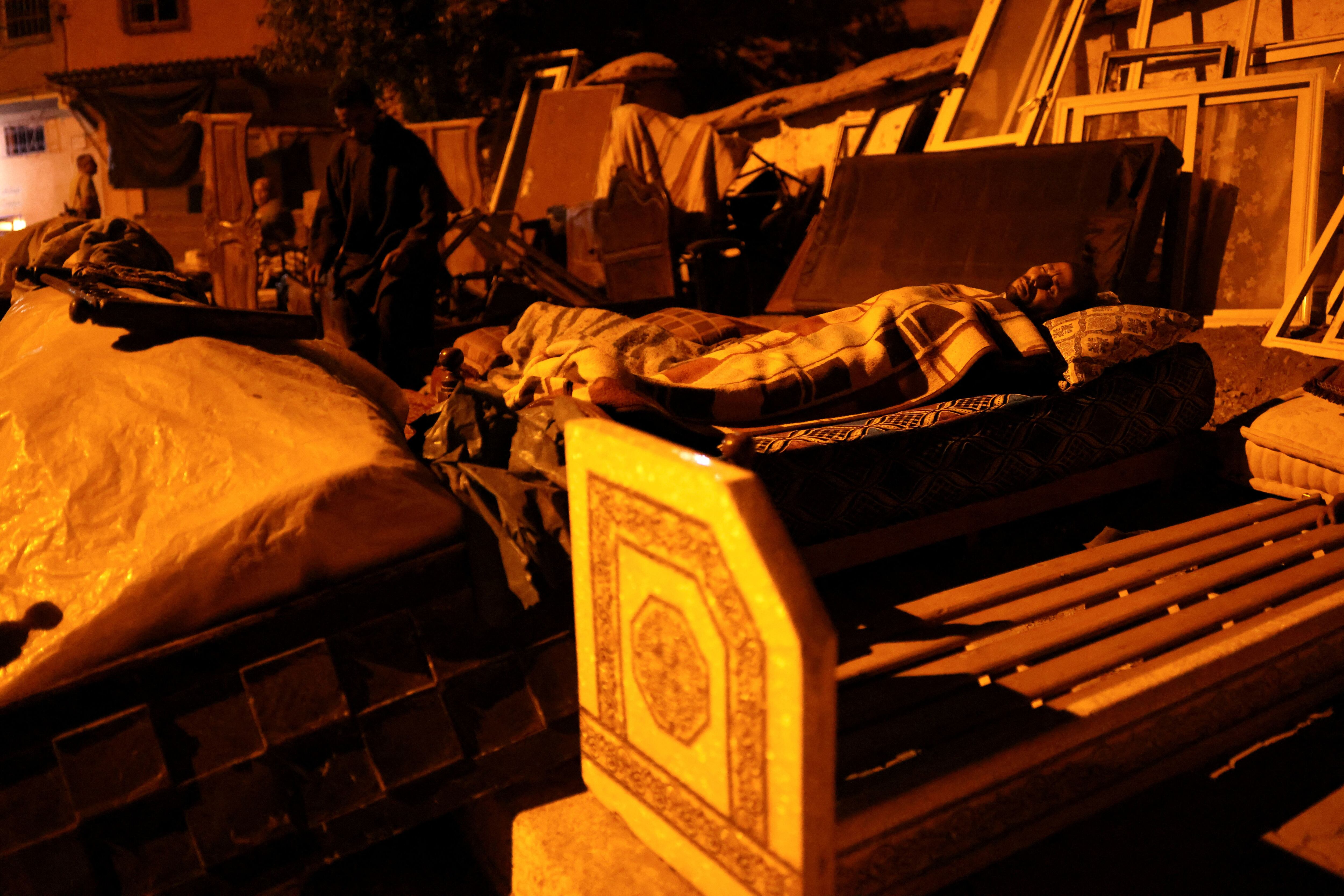 Los residentes duermen en la calle en el pueblo de Moulay Brahim, en la provincia de Al Haouz. REUTERS/Nacho Doce
