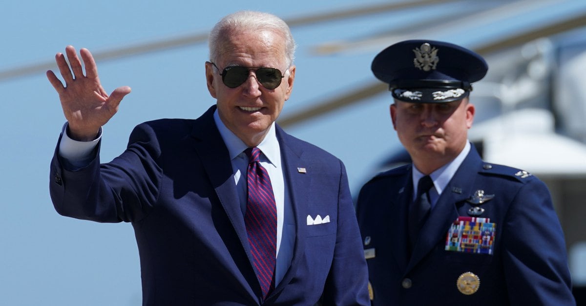 Joe Biden akan melakukan perjalanan ke Florida pada hari Kamis untuk mengunjungi sisa-sisa bangunan yang runtuh di Miami