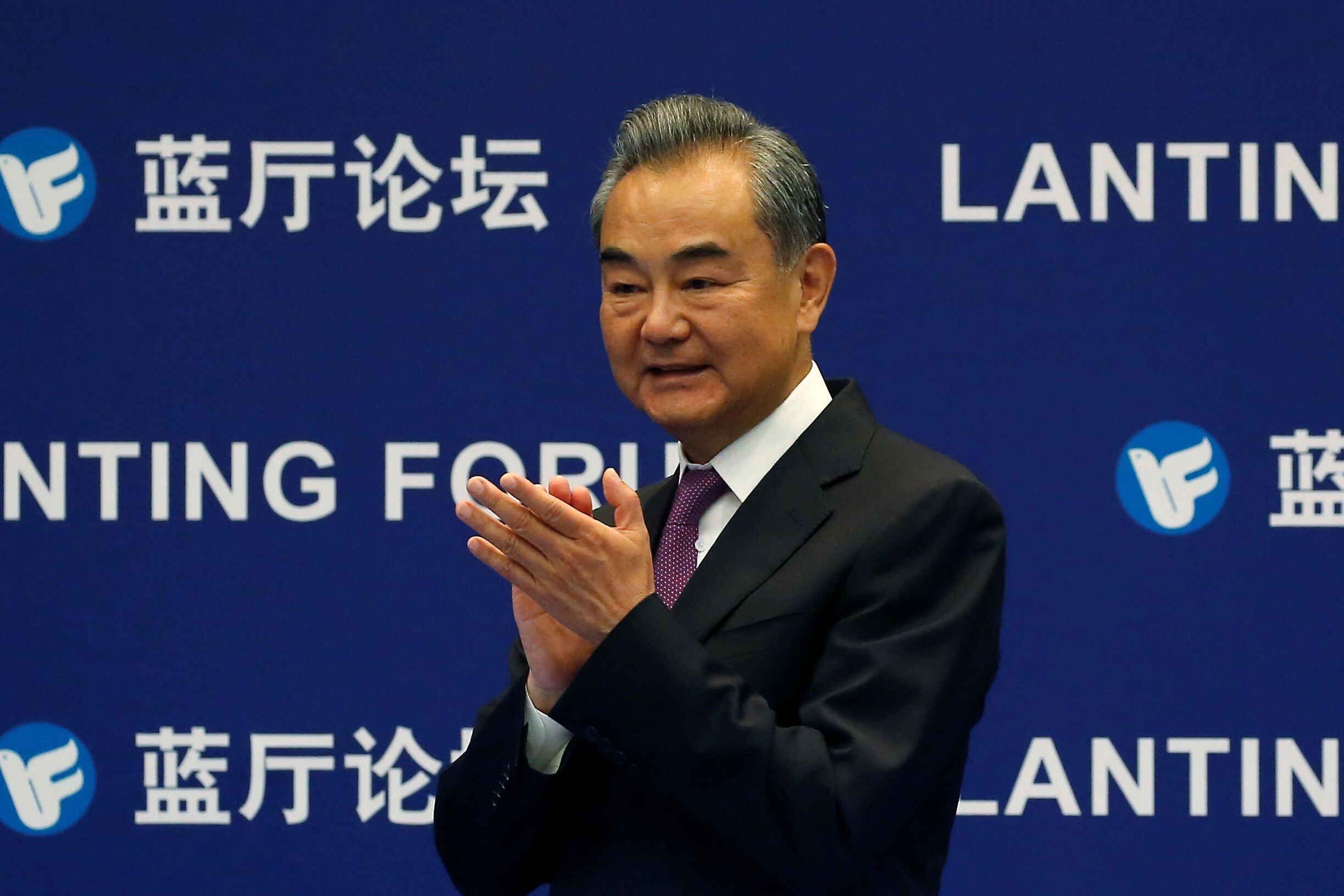 FOTO DE ARCHIVO: El Consejero de Estado y Ministro de Relaciones Exteriores de China, Wang Yi, asiste a un Foro Lanting con el tema "China y la ONU: Cooperación en 50 años y más", en Beijing, China, el 25 de junio de 2021. REUTERS / Tingshu Wang 