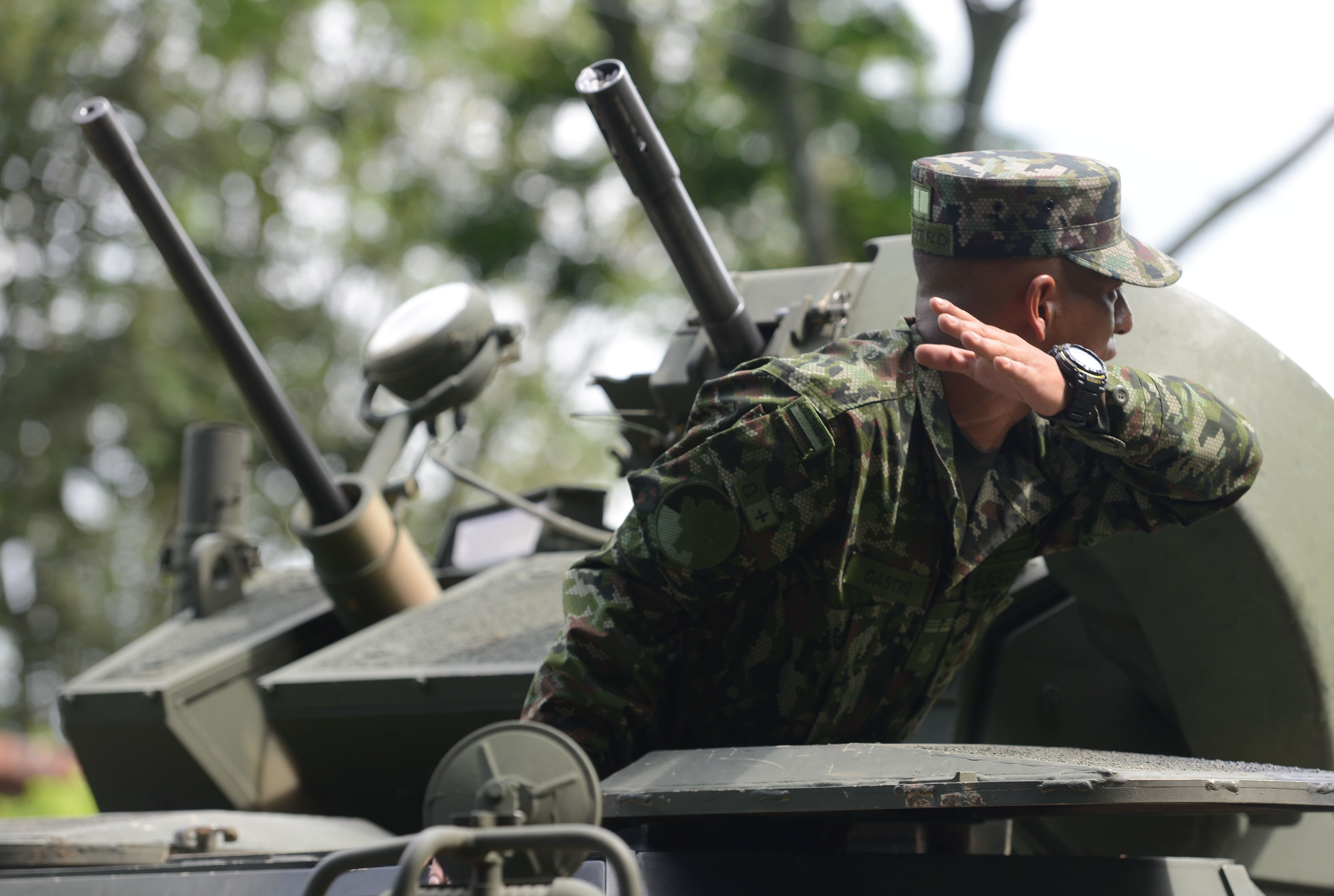 Soldados del ejército colombiano patrullan este jueves por vías de acceso al municipio de Jamundí (Colombia). Un total de 100 policías llegaron este jueves a reforzar la seguridad en el municipio de Jamundí, la localidad del suroeste de Colombia que sufrió atentados terroristas a manos de las disidencias de las FARC y vive asediada por la violencia. EFE/ Ernesto Arias 