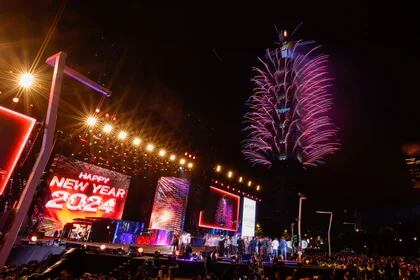 Taiwán celebra la llegada de 2024 con fuegos artificiales en la Torre Taipei 101 en Taipei, Taiwán, 1 de enero de 2024. REUTERS/Ann Wang
