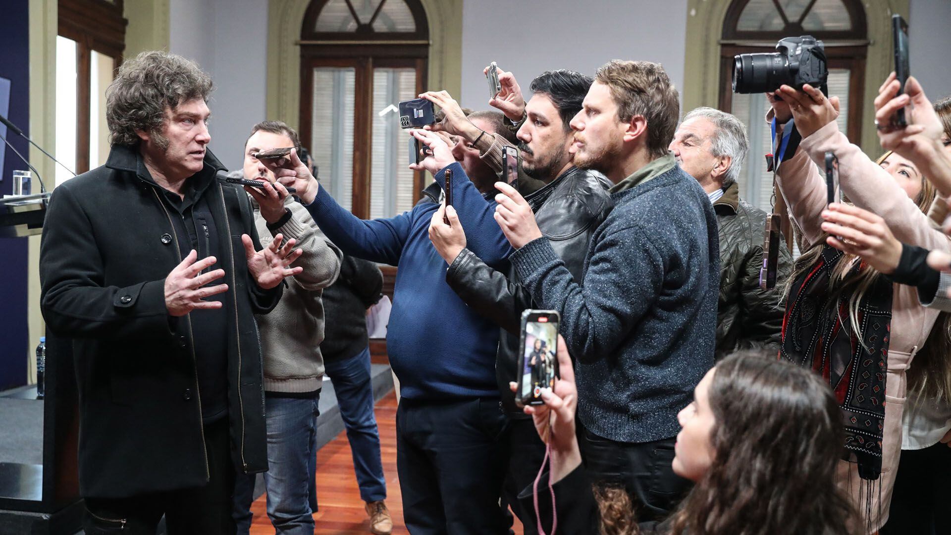 Milei hablo con los periodistas en la sala de prensa de la Casa Rosada portada