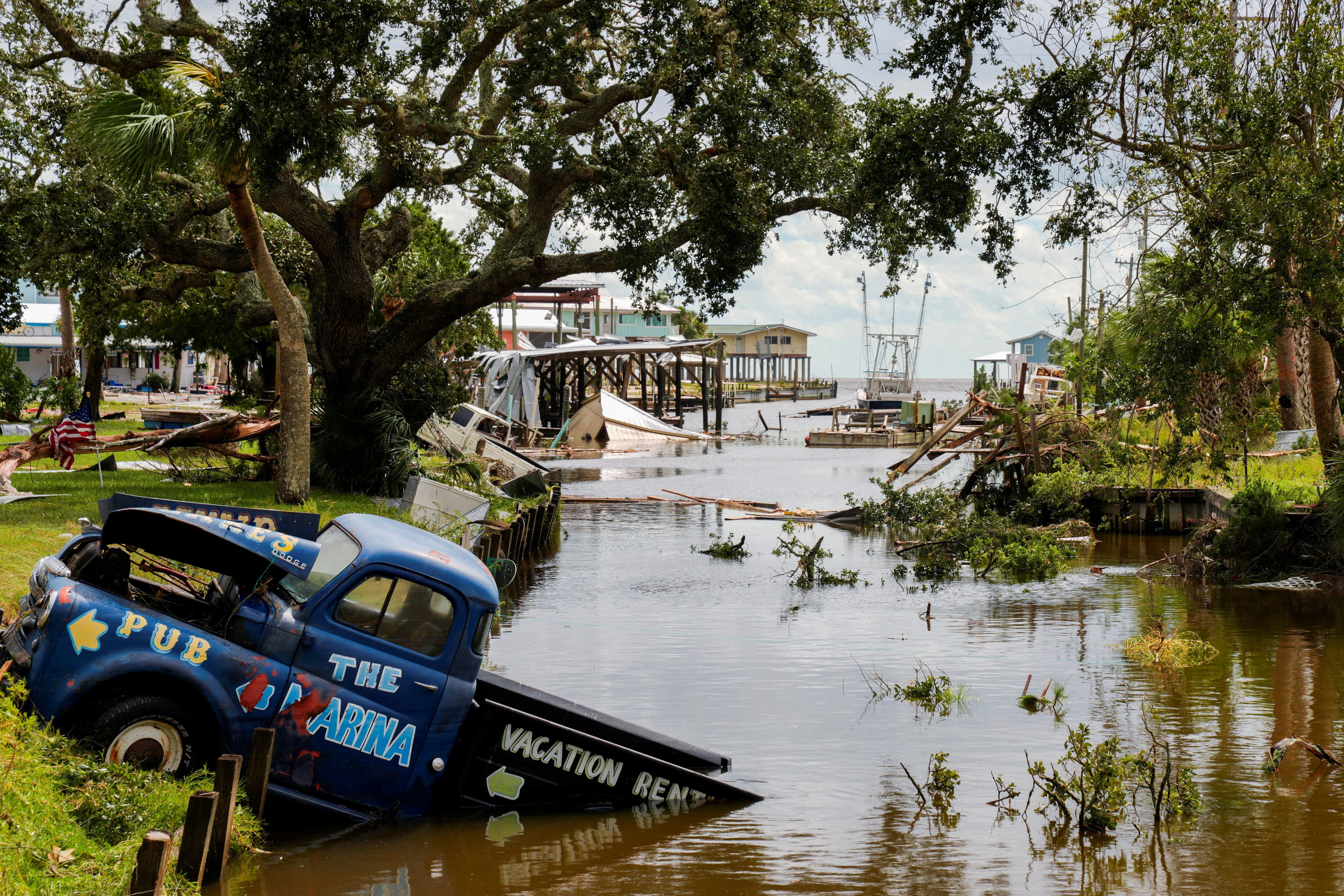 Vista de un vehículo parcialmente sumergido en un canal después de la llegada del huracán Idalia a Horseshoe Beach, Florida, EE.UU., 30 de agosto de 2023. REUTERS/Cheney Orr