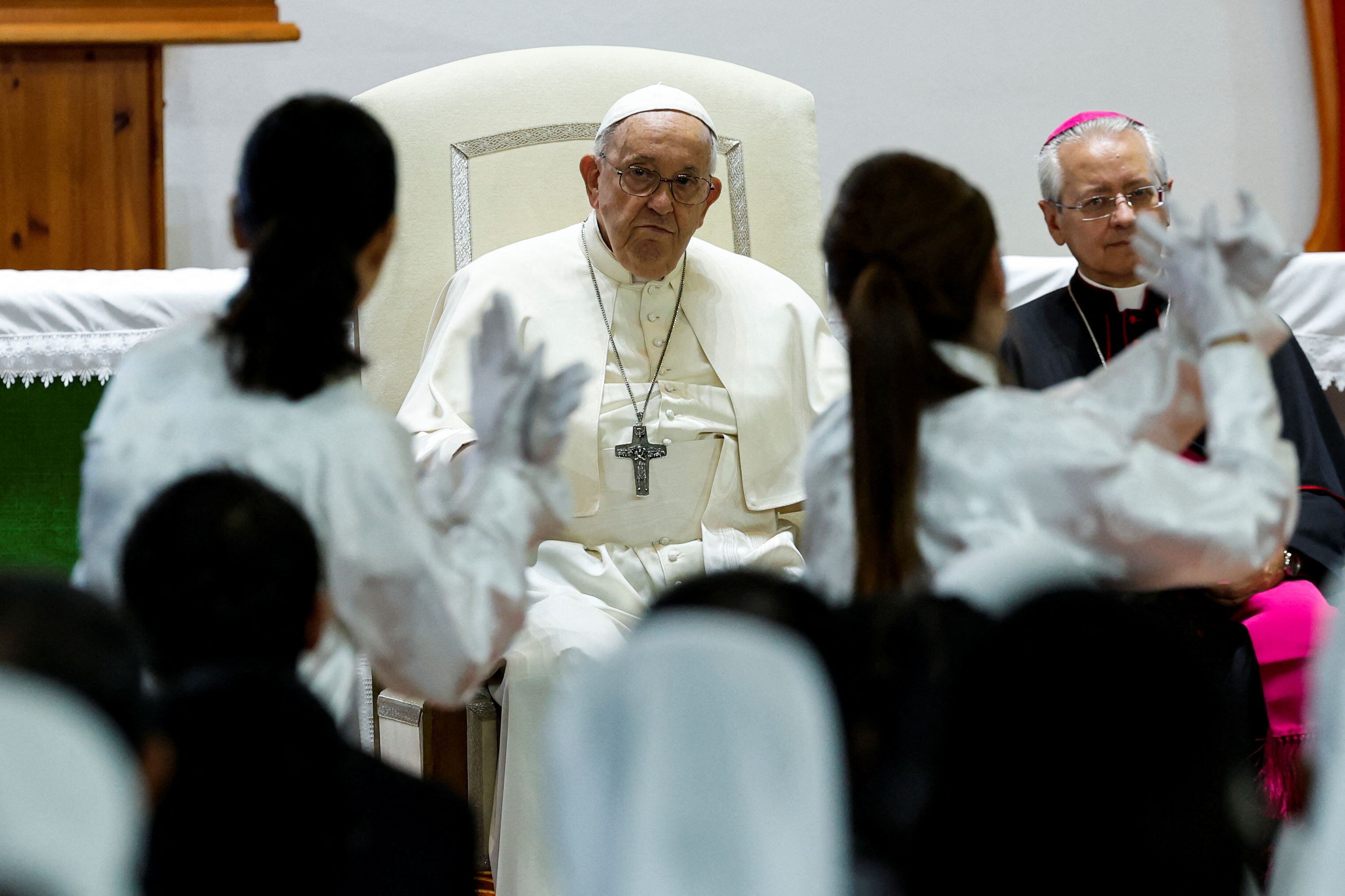 El papa Francisco observa una representación mientras se reúne con obispos, sacerdotes, misioneros, personas consagradas y agentes de pastoral en la Catedral de San Pedro y San Pablo, durante su Viaje Apostólico en Ulán Bator, Mongolia 2 de septiembre de 2023. REUTERS/Remo Casilli