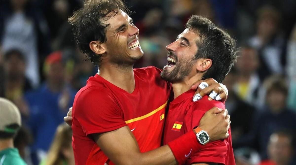 Rafael Nadal y Marc López se abrazan tras conquistar el oro olímpico en dobles en una imagen de archivado.