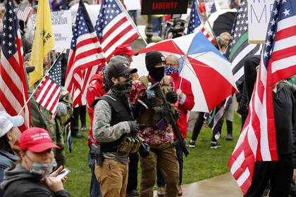 Decenas de manifestantes se movilizaron hasta el capitolio de Michigan armados (AFP)