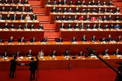 El jefe del régimen chino, Xi Jinping, y otros jerarcas emitieron sus votos en la sesión de clausura de la Asamblea Popular Nacional en el Gran Palacio del Pueblo en Beijing, China, el 11 de marzo de 2021 (Reuters)