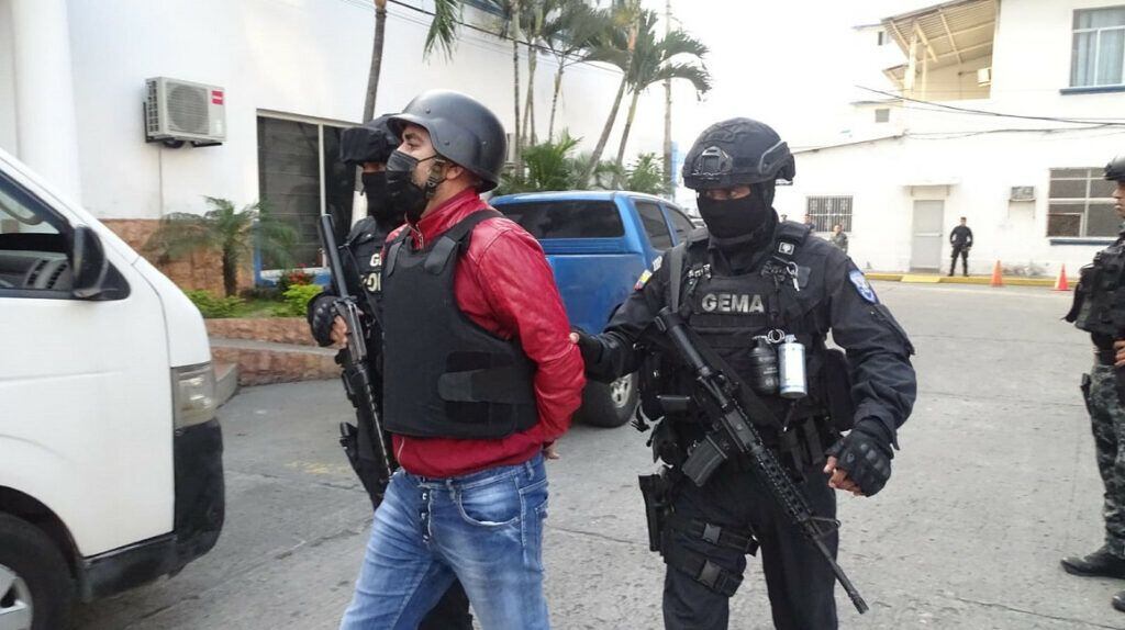La Policía trasladó a Leandro Norero desde una unidad en Guayaquil hasta la cárcel de Latacunga, el 27 de mayo de 2022. (Foto: Policía Nacional).