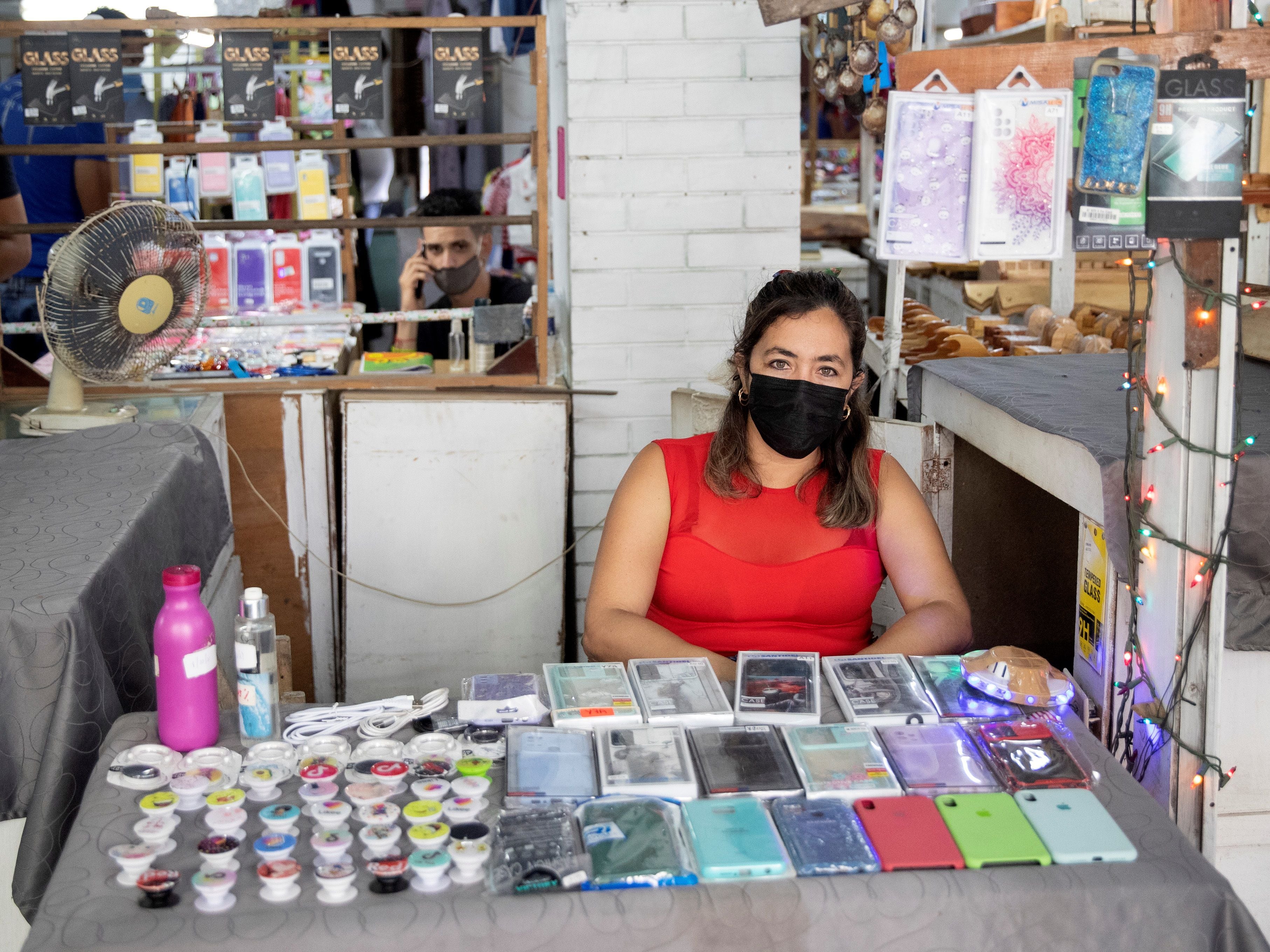 Una emprendedora cubana durante una feria de trabajadores por cuenta propia, en La Habana (EFE/Yander Zamora)