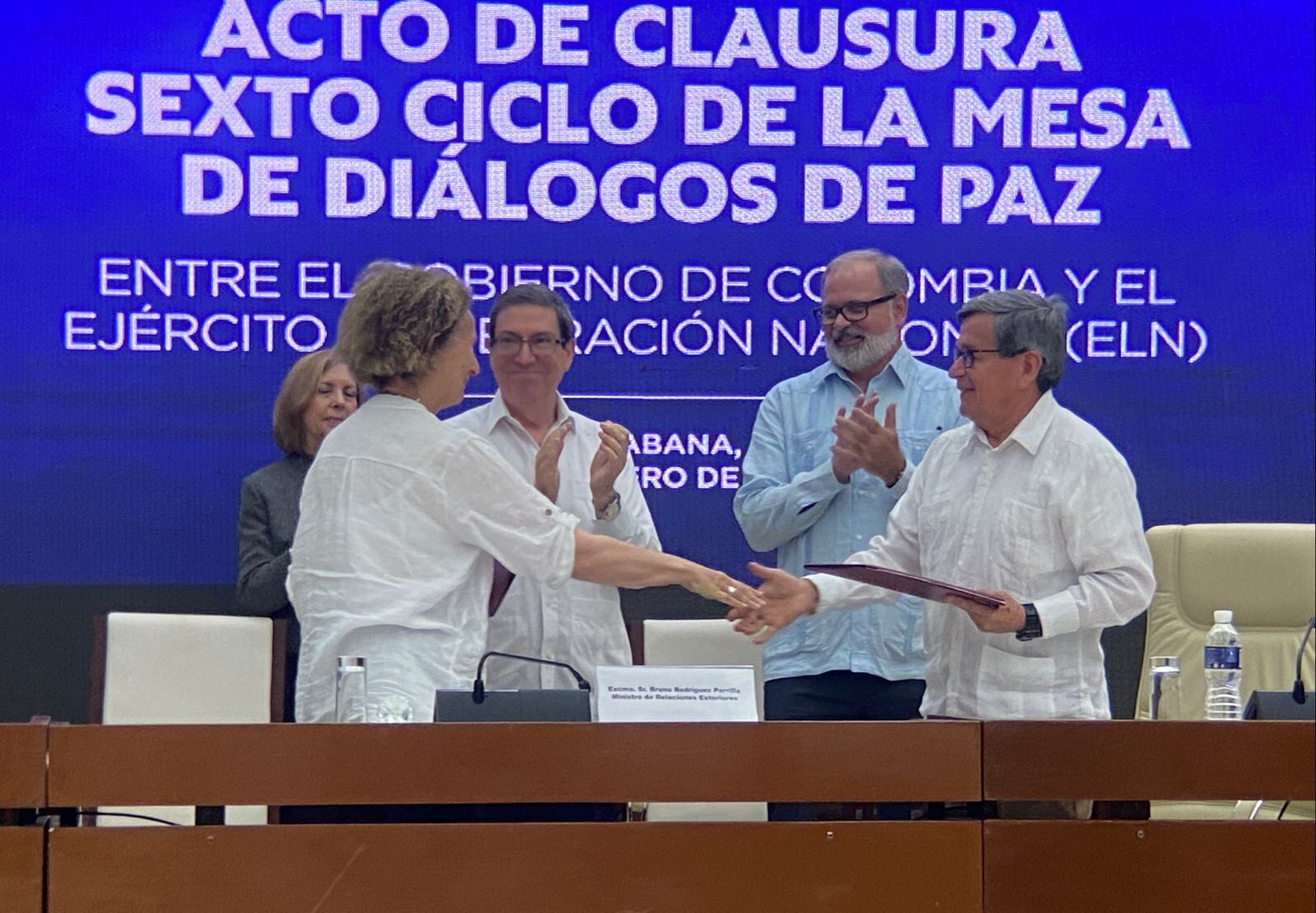 Vera Grabe y Pablo Beltrán se estrechan la mano tras la firma de siete acuerdos en La Habana, Cuba