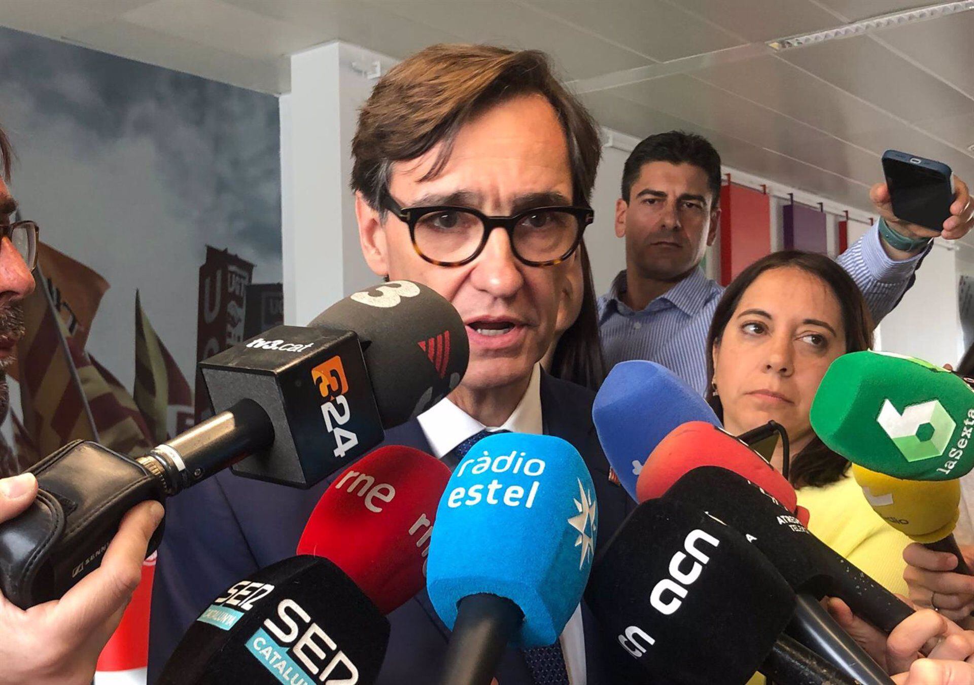 El primer secretario del PSC y candidato al 12M, Salvador Illa, en declaraciones a periodistas en la sede de UGT Cataluña. (Europa Press)
