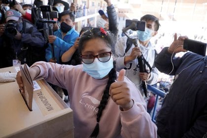 Eva Copa, alcalde electa de El Alto, durante su votación. La dirigente política volvió a enfrentarse a Evo Morales quien la atacó llamándola "traidora" (Reuters)